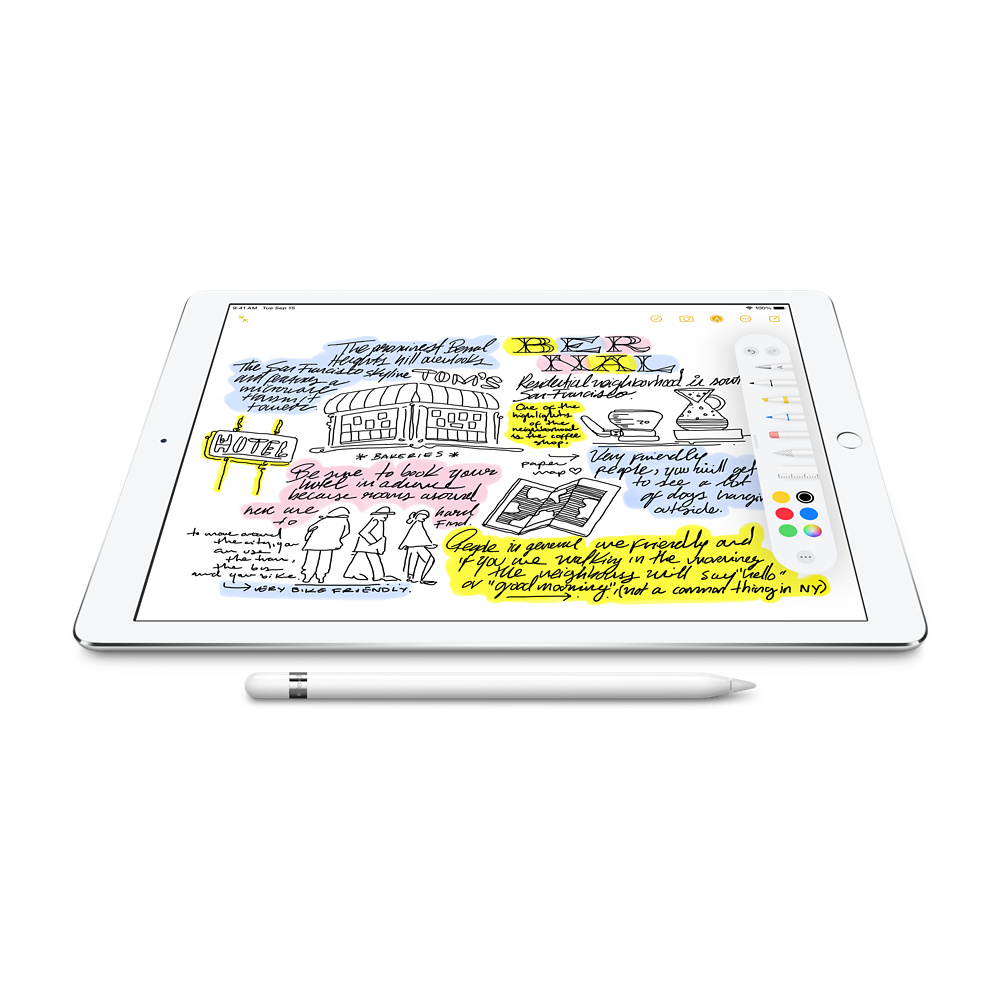 Tablet mit handschriftlichen Notizen, Stift und weißem Hintergrund.