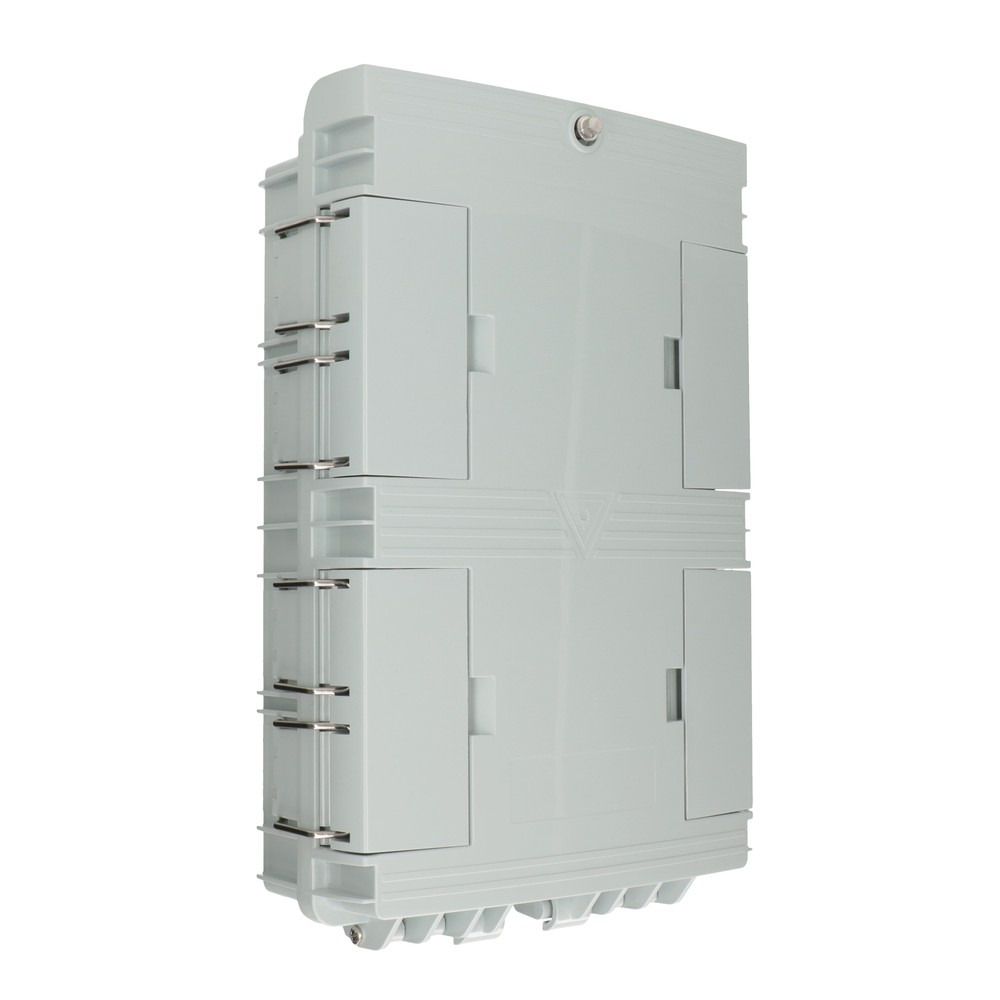 Szara prostokątna skrzynka z drzwiami, metalowymi zatrzaskami i trójkątnym logo. Białe tło.