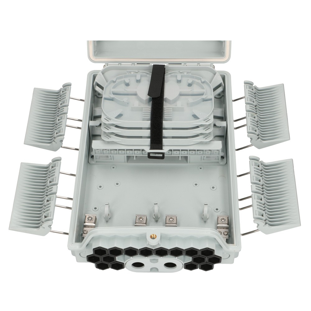 Otwarta szara skrzynka zaciskowa światłowodu z komponentami. Białe tło.