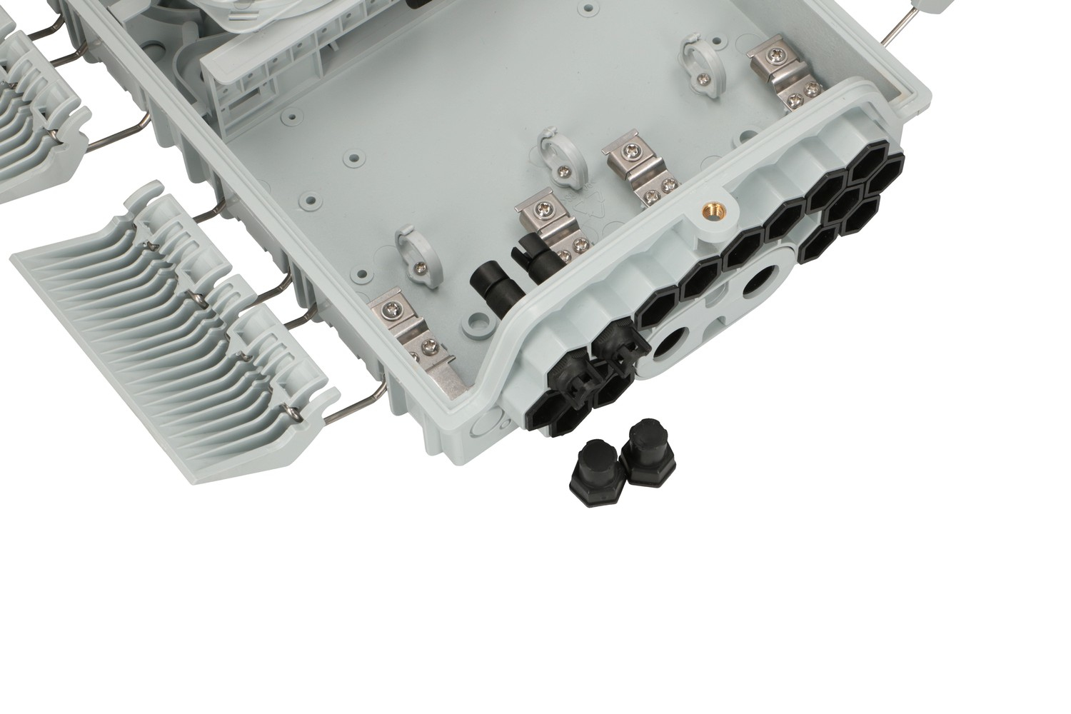 Otwarta, jasnoszara skrzynka światłowodowa z różnymi portami połączeniowymi i czarnymi zaślepkami.