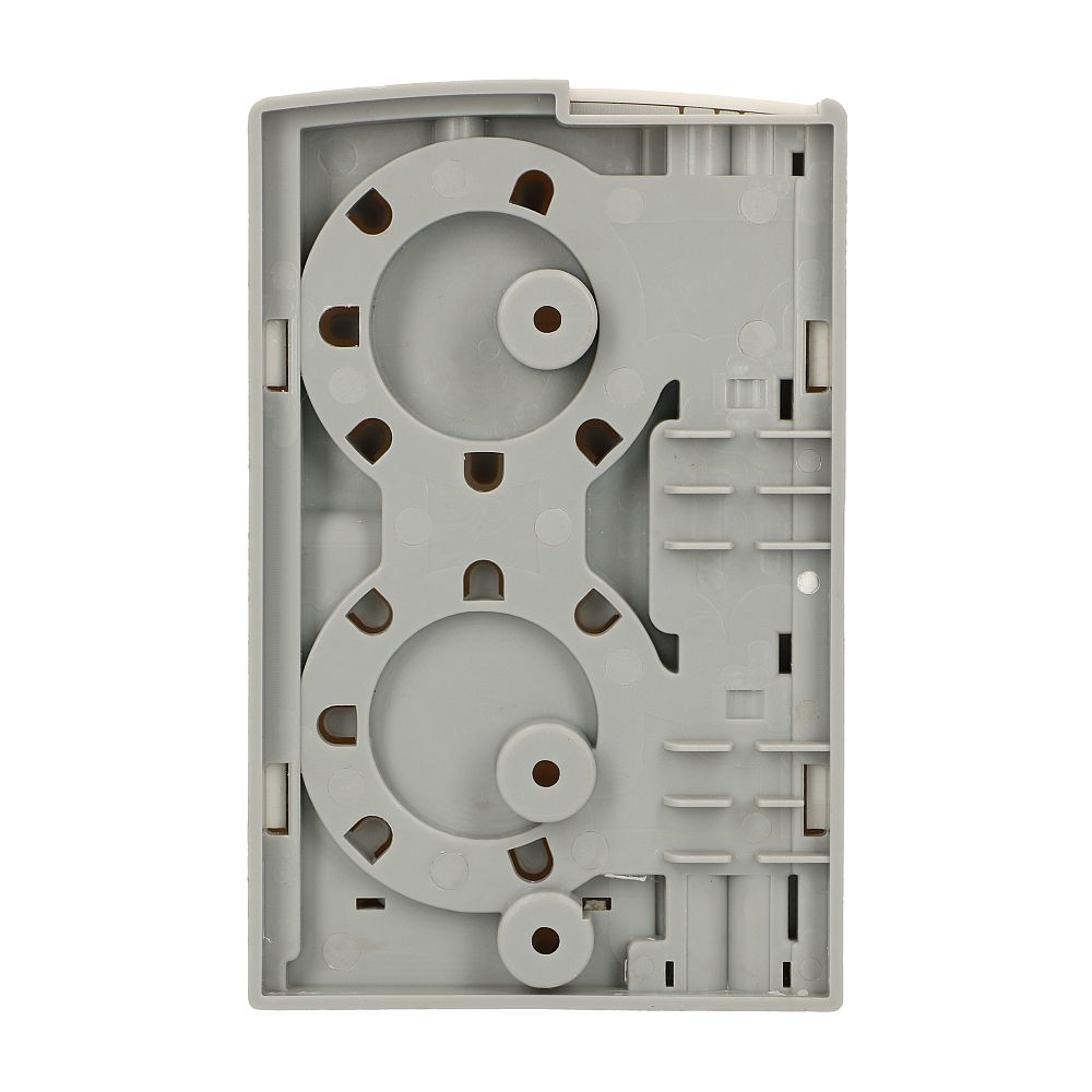 Szare plastikowe wnętrze obudowy światłowodu, z wieloma okrągłymi i prostokątnymi wycięciami.