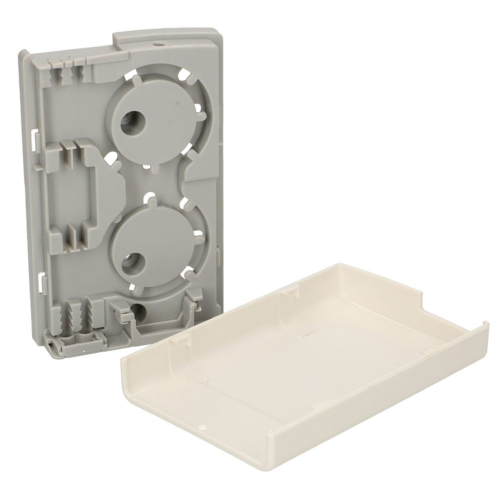 Szare części obudowy światłowodu: wnętrze i pokrywa, białe tło.