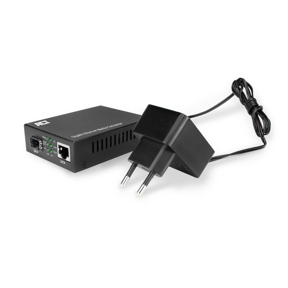 Czarny Gigabit Ethernet Media Converter z zasilaczem. Białe tło.
