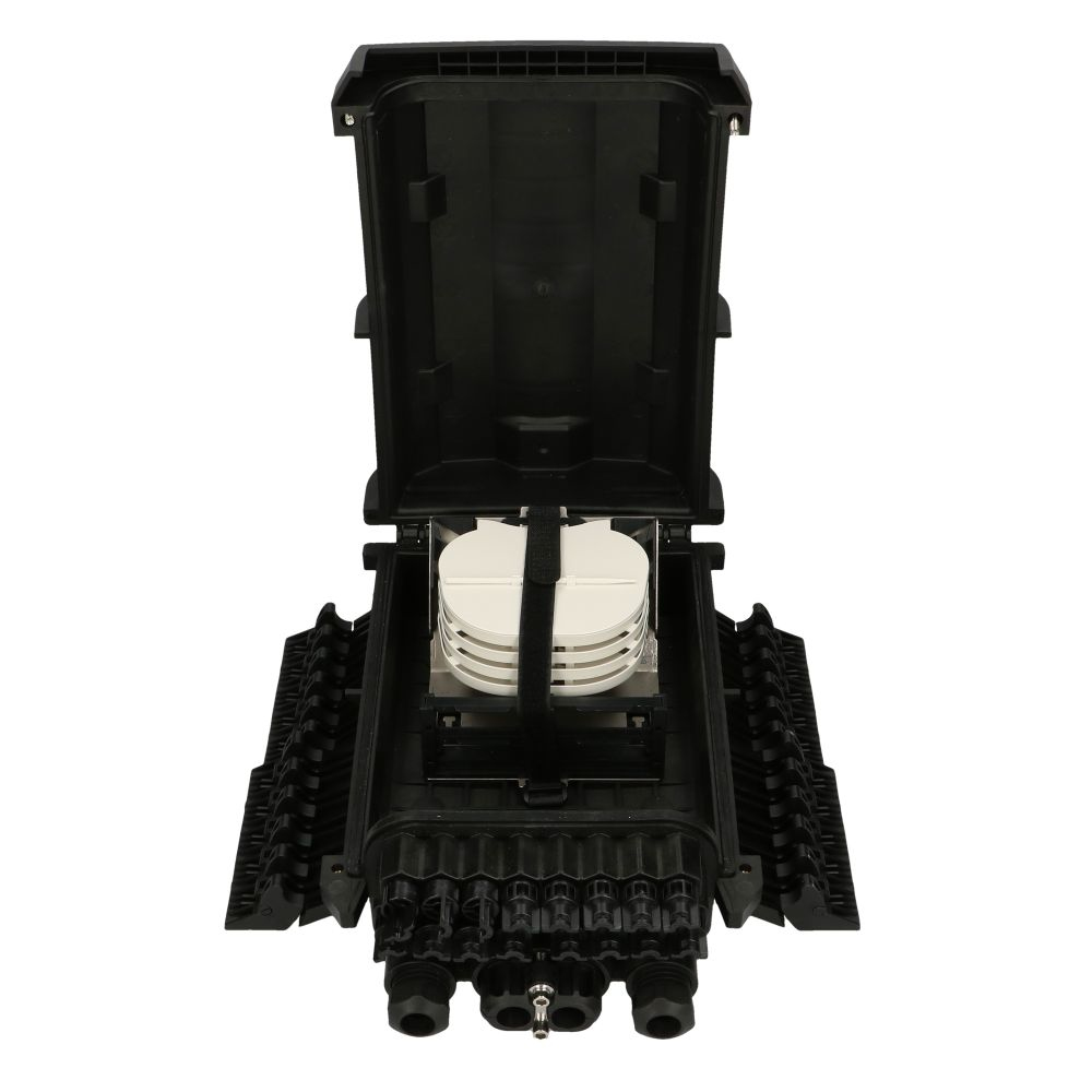 Czarny box sieciowy, otwarty, ujawniający wewnętrzne komponenty. Białe tło.