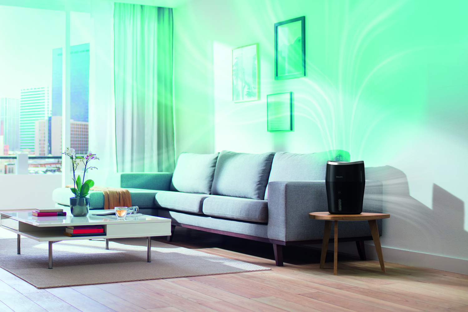 Salón con sofá gris, mesa de centro y humidificador, luz verde.