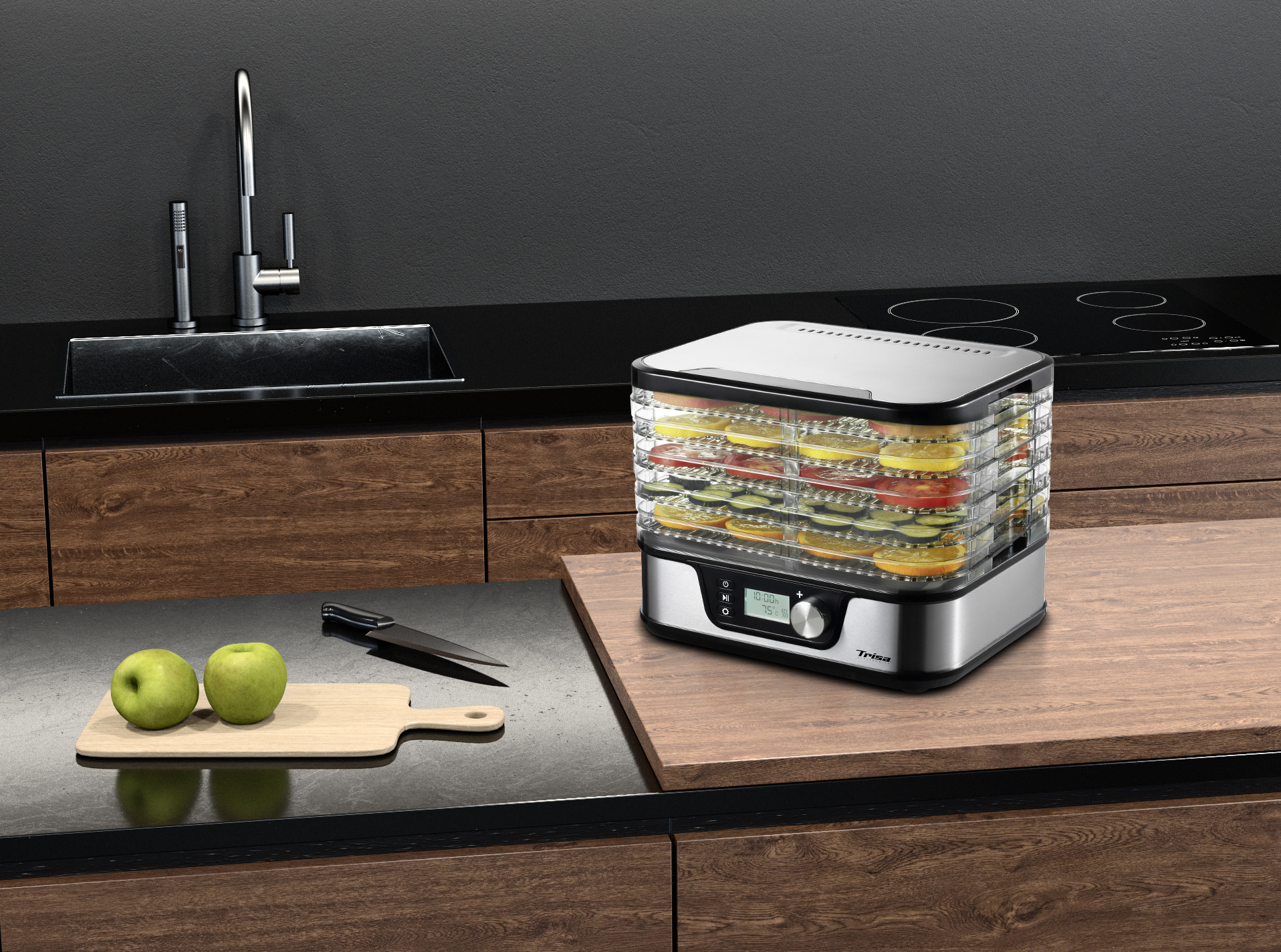 Une scène de cuisine avec un déshydrateur alimentaire, des tranches de pomme sur des plateaux, une planche en bois avec des pommes et un évier.