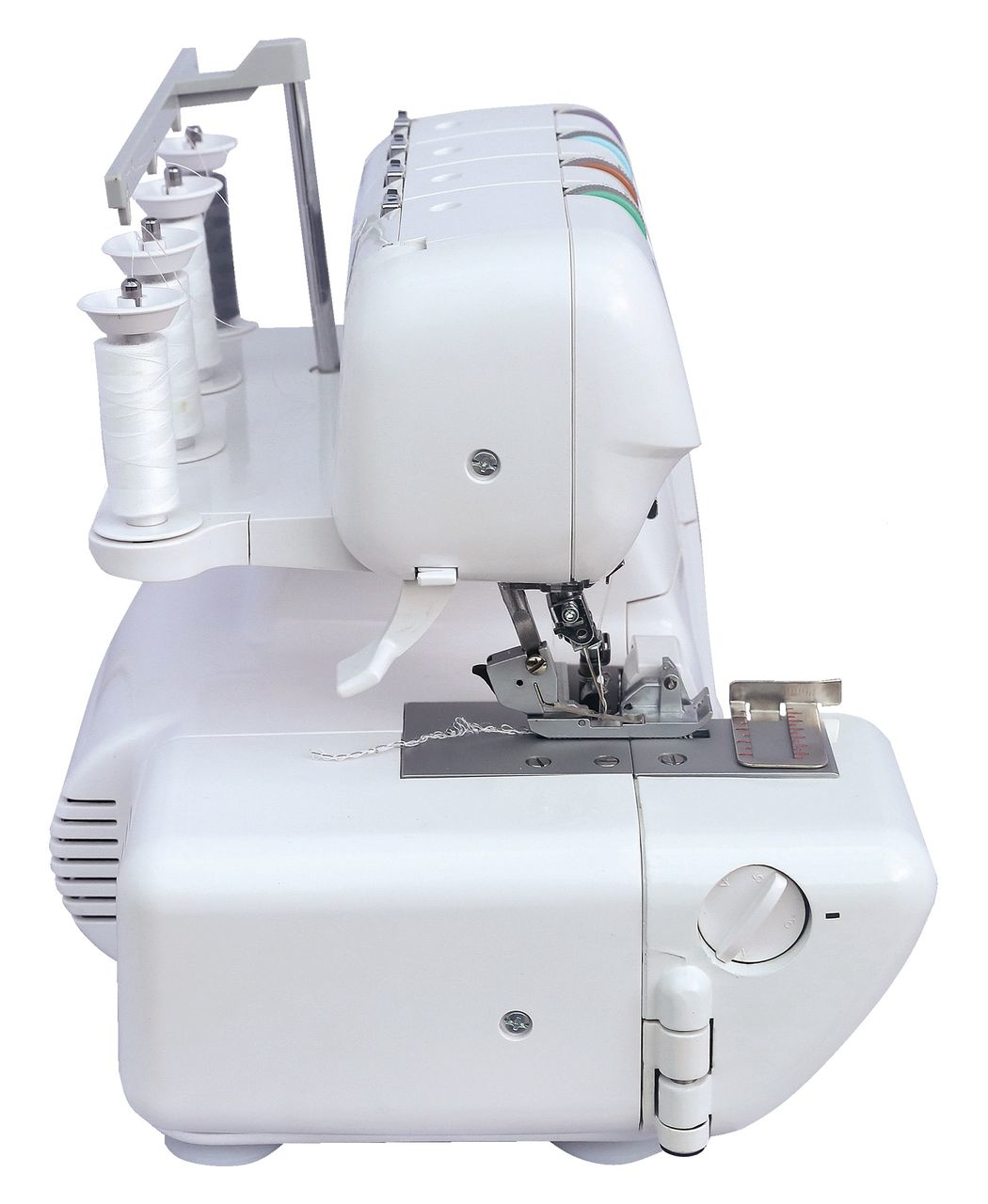 Máquina de coser blanca con múltiples carretes de hilo, vista angular sobre fondo blanco.