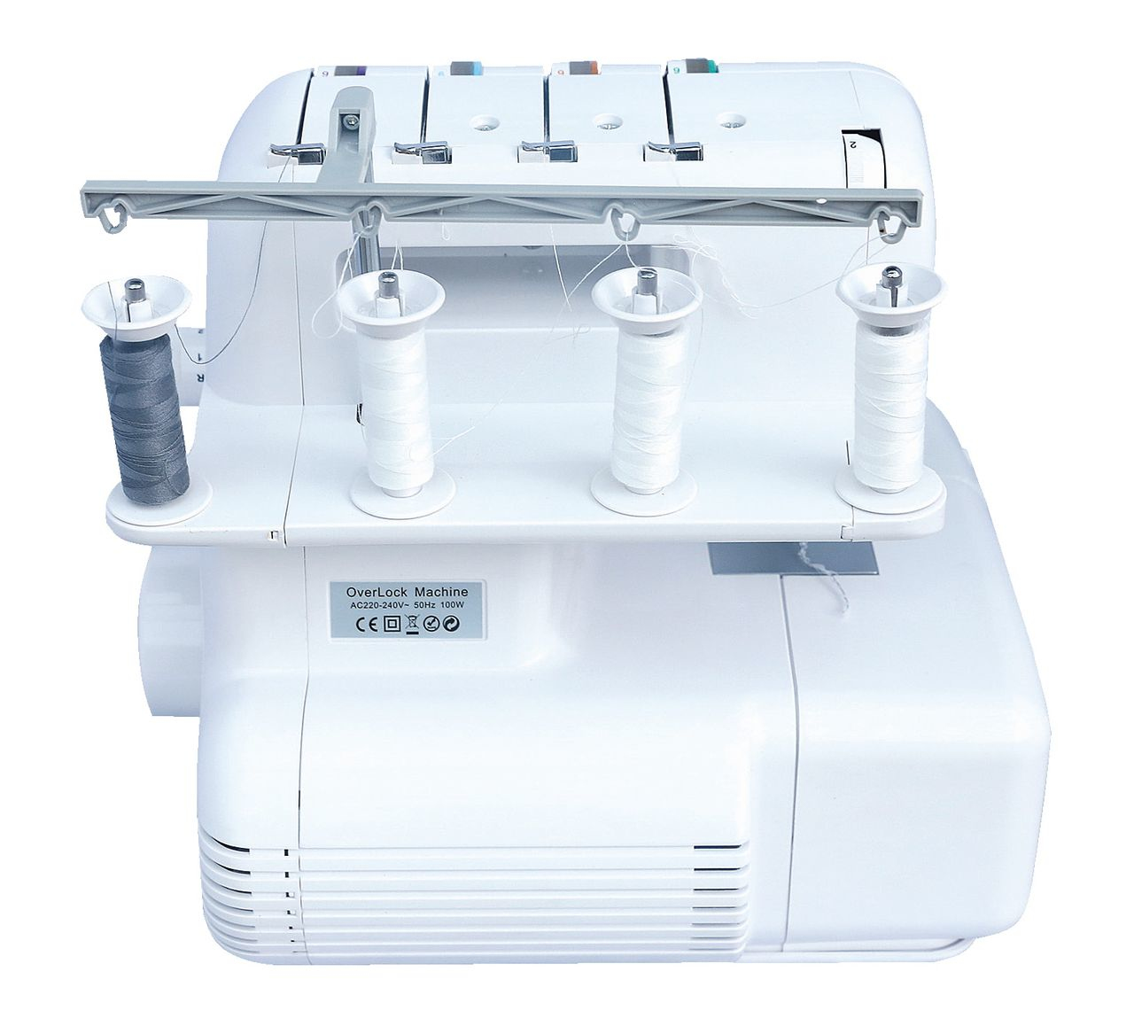 Máquina de coser overlock blanca con carretes de hilo blanco y gris. Fondo blanco.