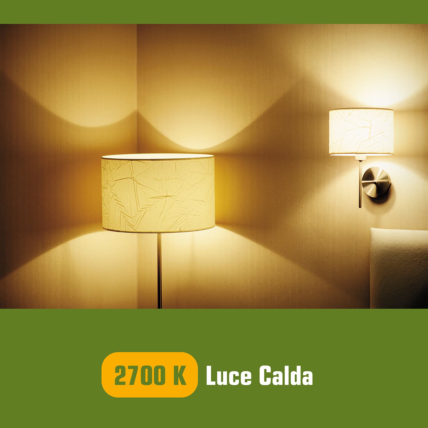 Wnętrze z dwiema lampami na ścianie. Ściana jest jasno-beżowa, lampy mają białe klosze.