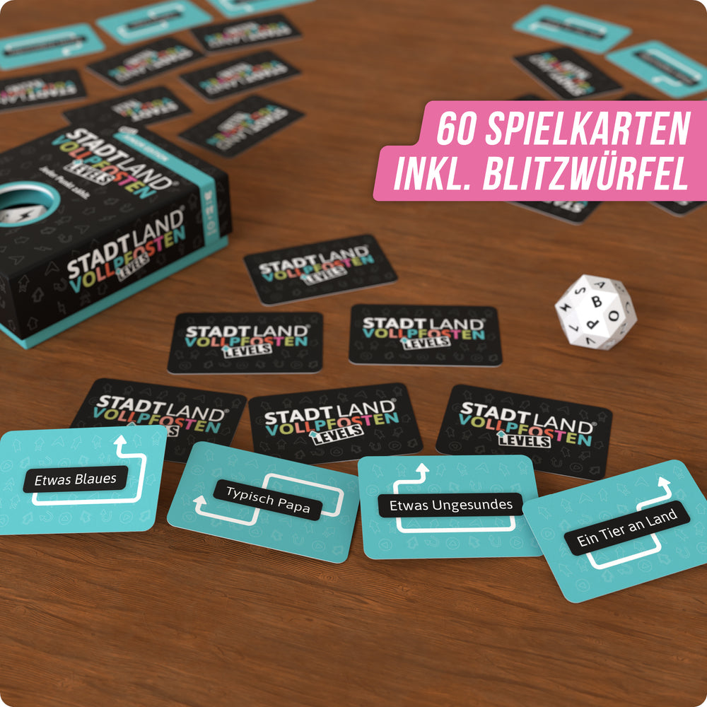 Ein Brettspiel mit Karten und einem Würfel. Die Karten haben verschiedene Sätze.