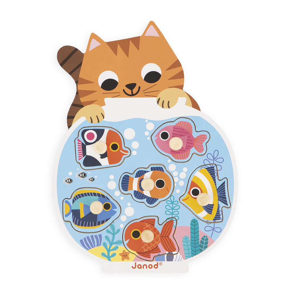 Drewniana układanka w kształcie kota z elementami ryb w misce. Kot jest brązowy i uśmiechnięty.