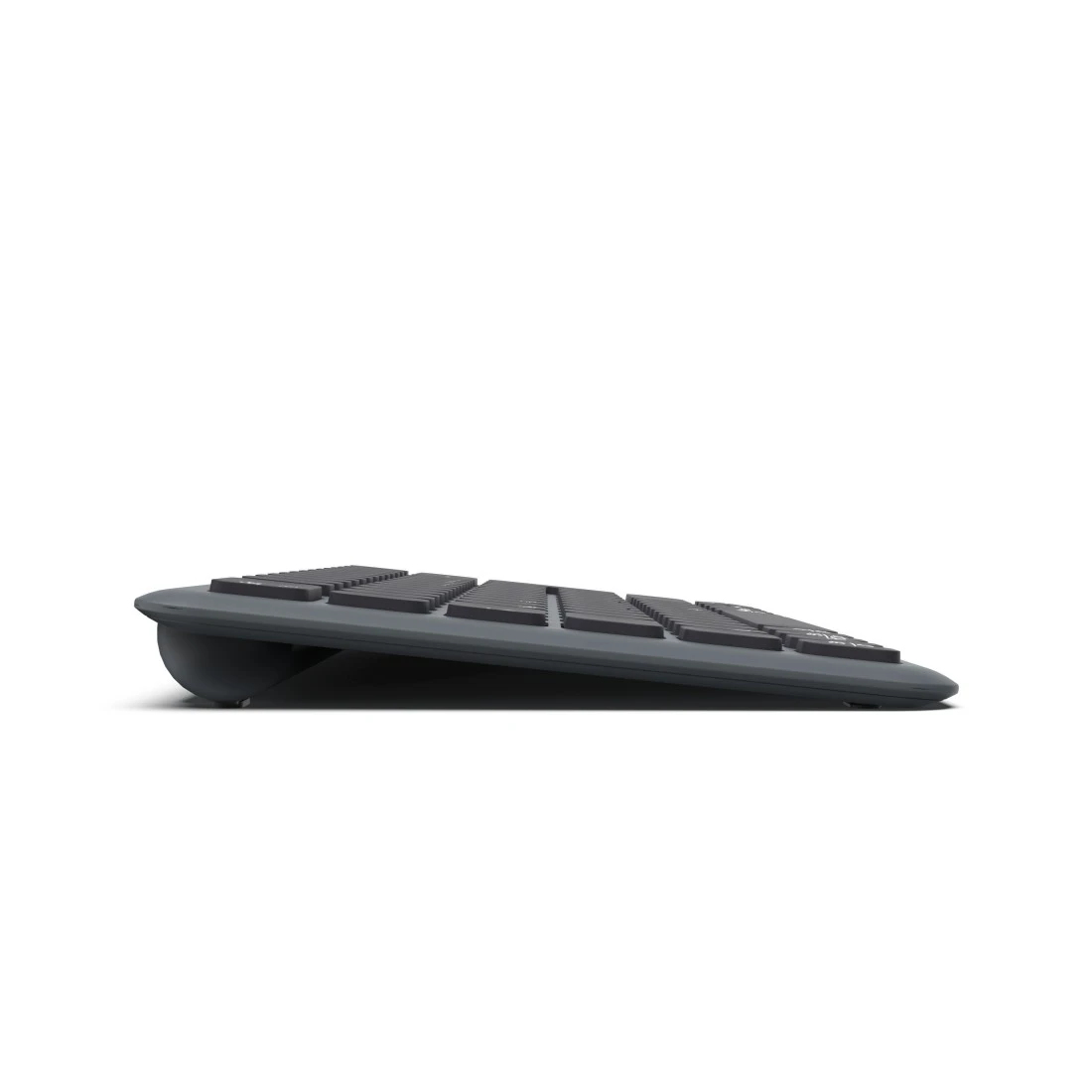 Teclado ergonómico gris, inclinado, vista lateral, teclas visibles.