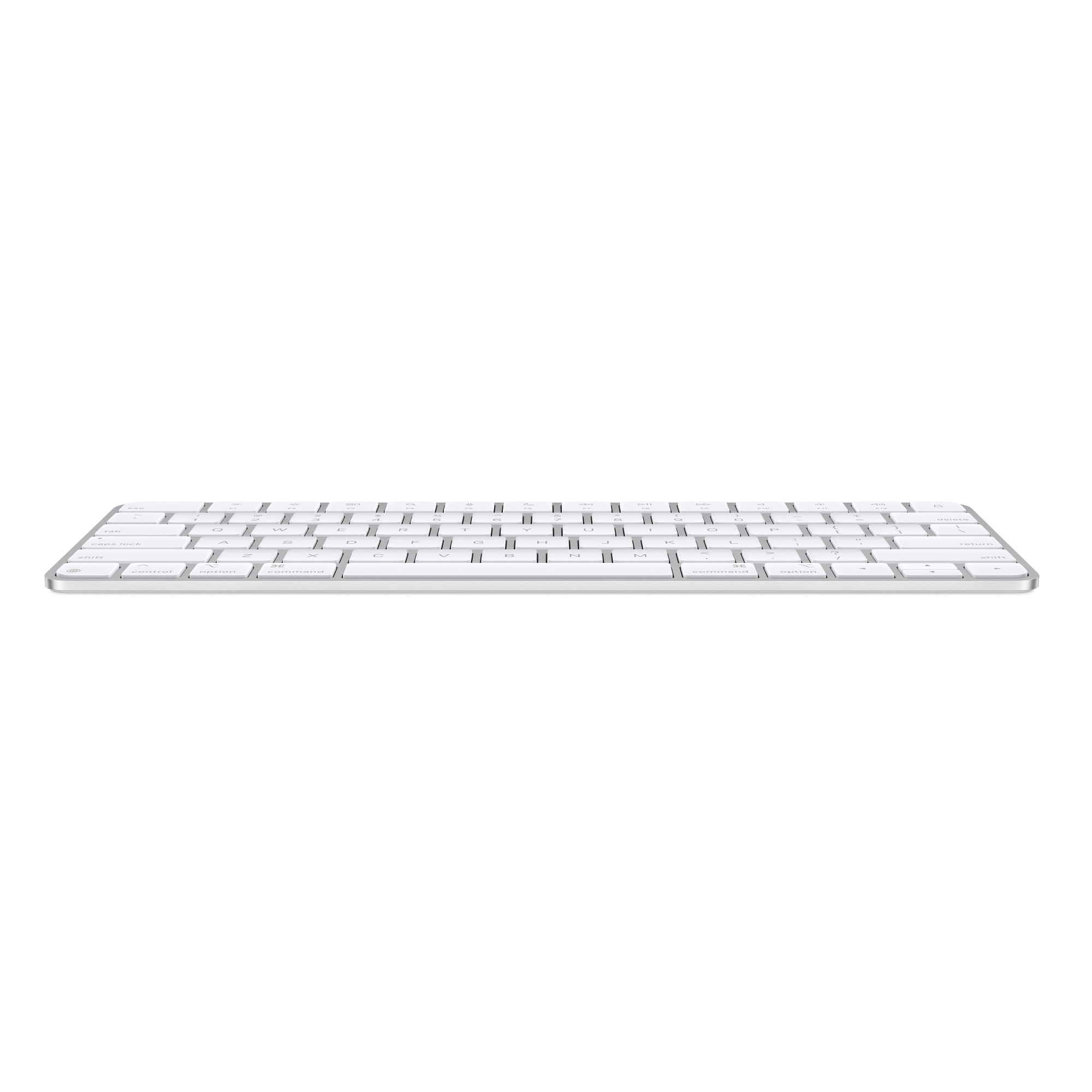 Weiße Tastatur mit weißen Tasten, ein Standard-Tastaturlayout, vor weißem Hintergrund.