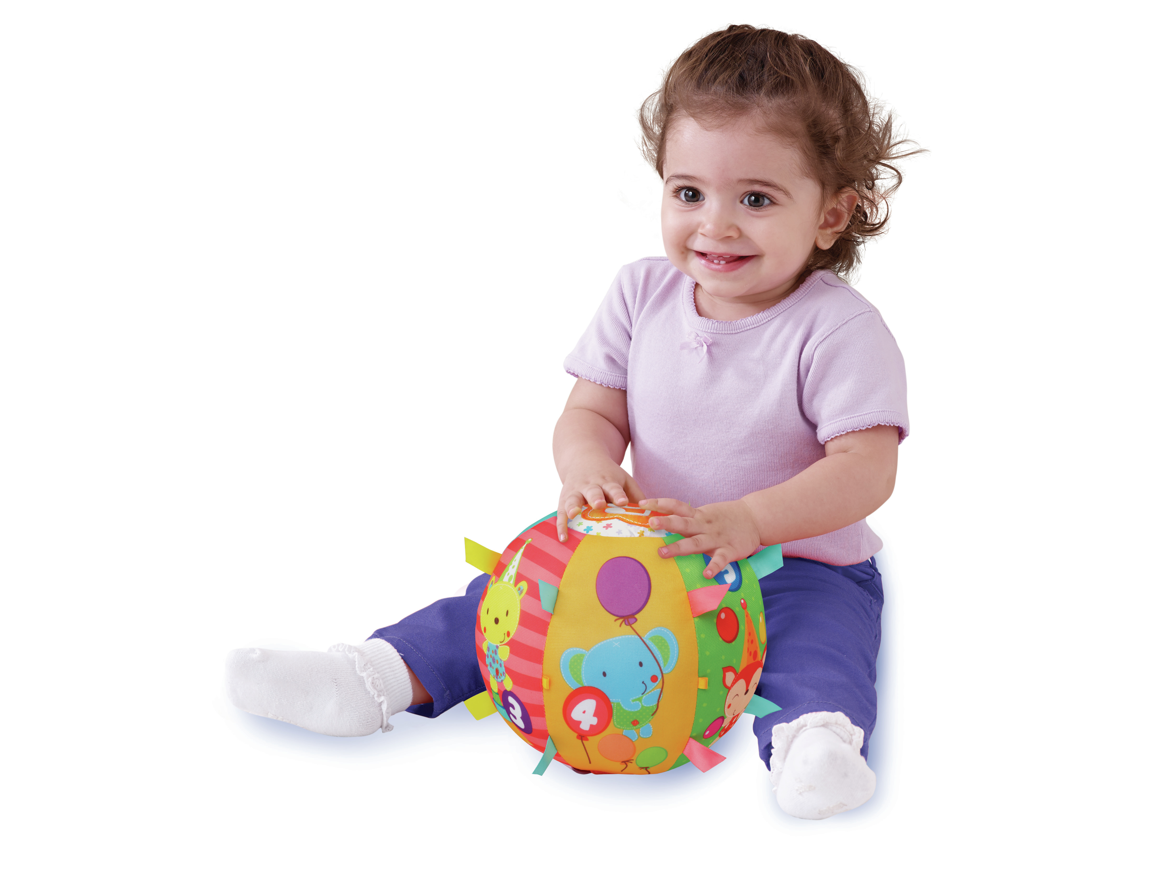 Dziewczynka siedzi, bawi się kolorową piłką. Piłka ma wzory zwierząt.