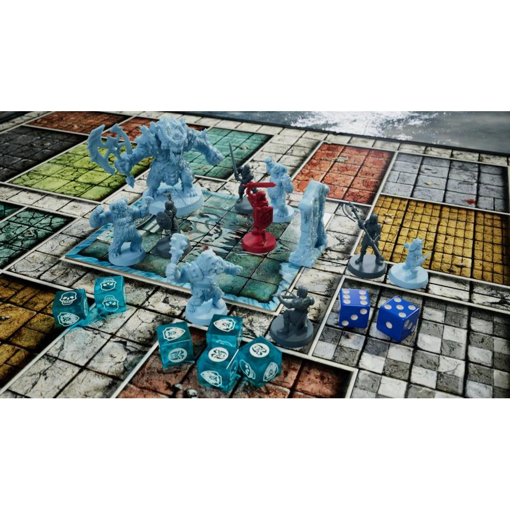 Brettspiel mit Figuren, Würfeln und Karten. Figuren kämpfen auf einem Raster.