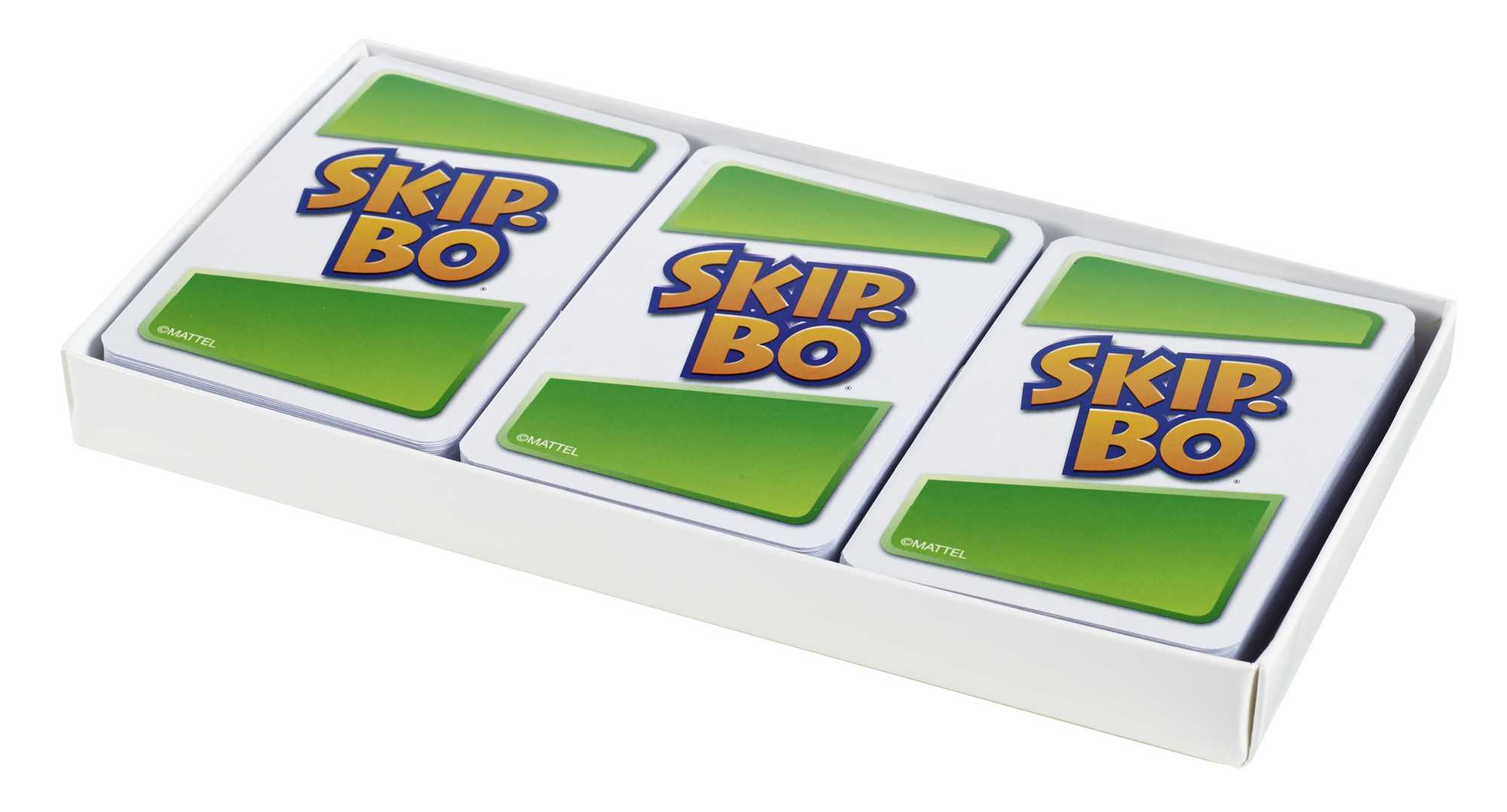 Zestaw do gry w karty Skip Bo. Białe pudełko zawierające trzy stosy kart Skip Bo z zielonym i białym wzorem.