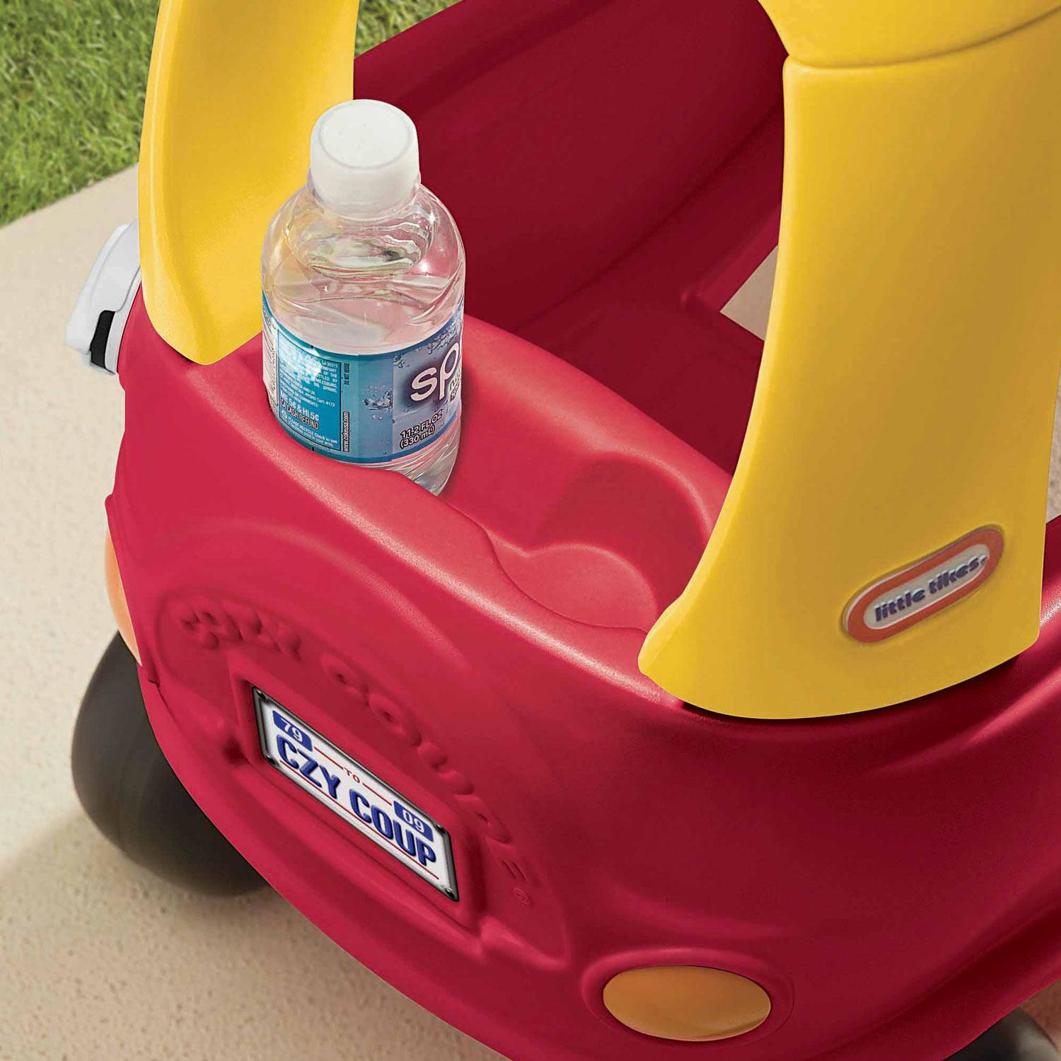 Nahaufnahme der Vorderseite eines rot-gelben Spielzeugautos, mit einer Wasserflasche darin.