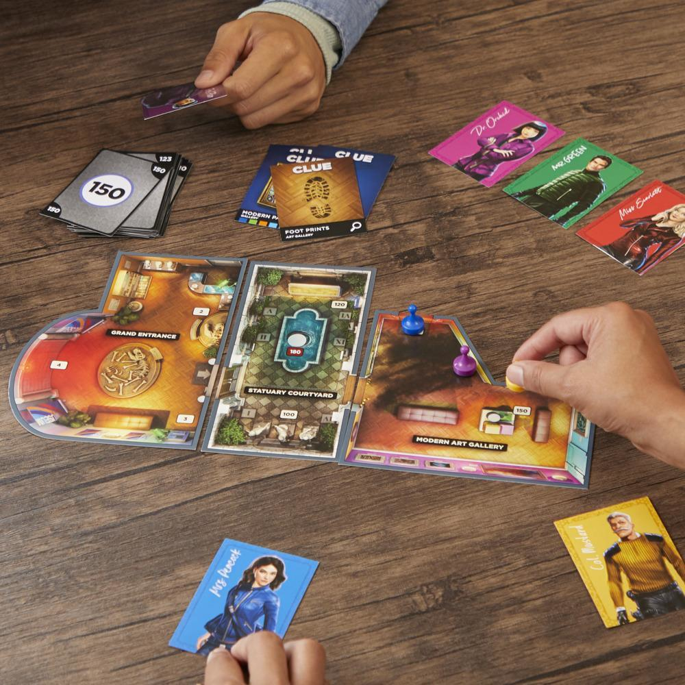 Juego de mesa, Clue. Tablero con varias habitaciones y cartas. Dos personas jugando.