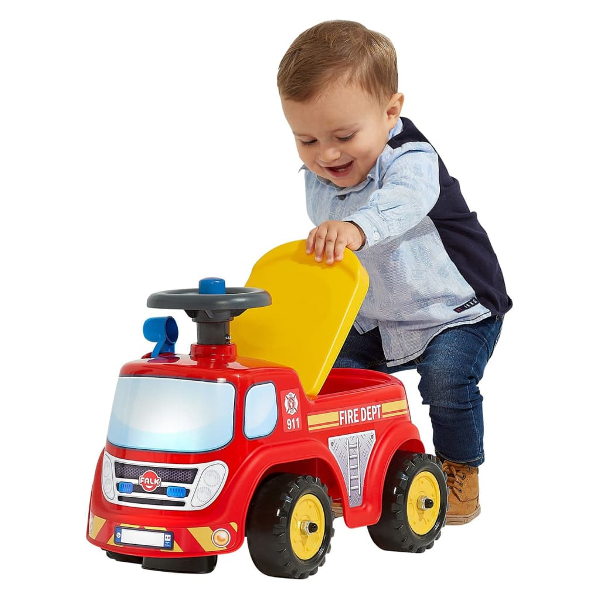 Un bambino gioca con un'autobotte giocattolo rossa, sollevando il sedile.