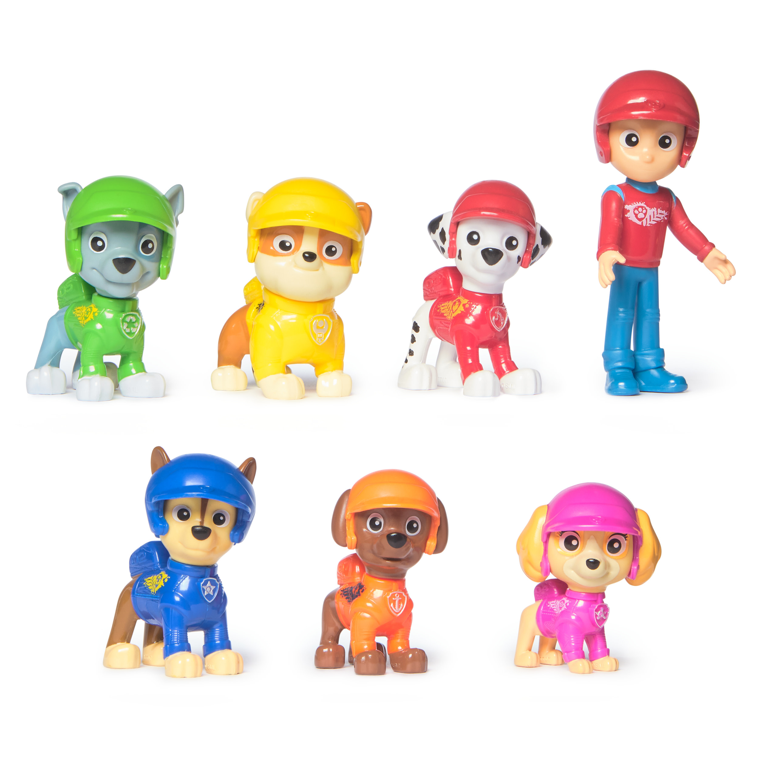 Figurki Paw Patrol. Siedem figurek, wszystkie w kaskach. Białe tło.