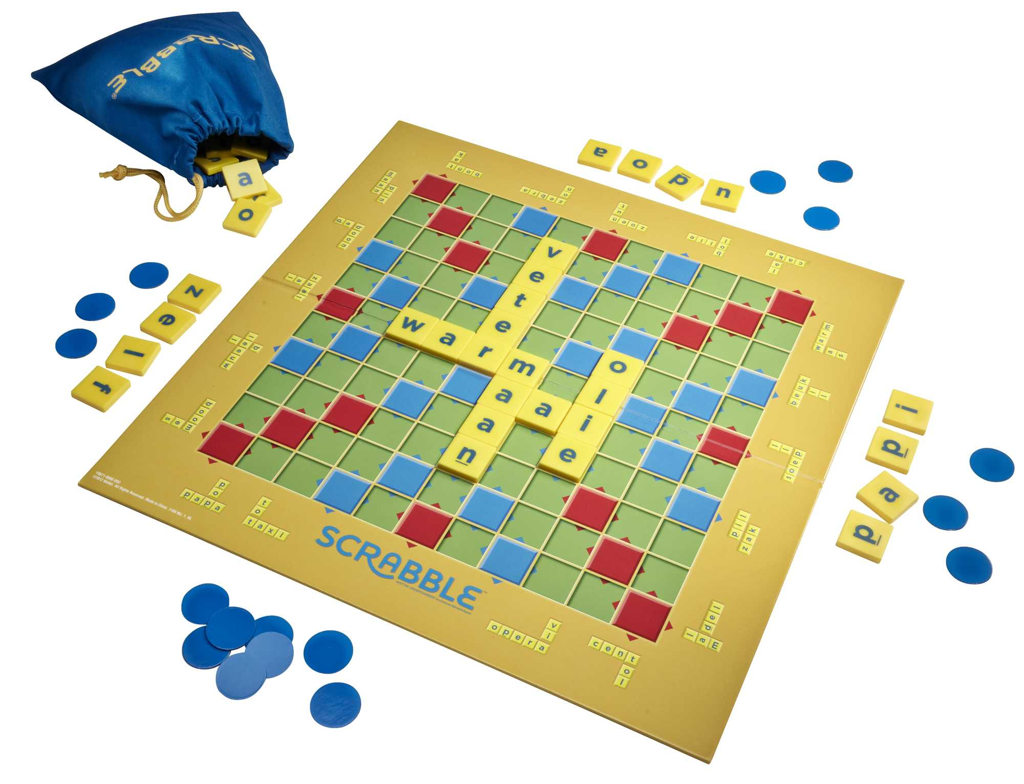 Tabellone di gioco dello Scarabeo con tessere. Borsa blu di tessere. Tabellone giallo e blu.