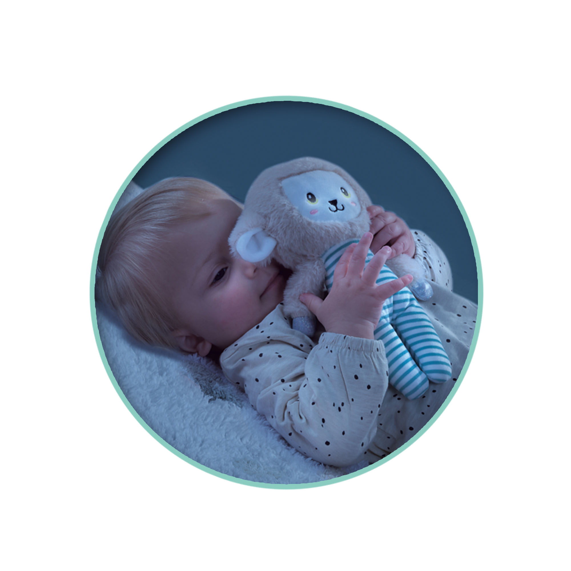 Okrągły obraz dziecka trzymającego pluszaka, leżącego na białej powierzchni.
