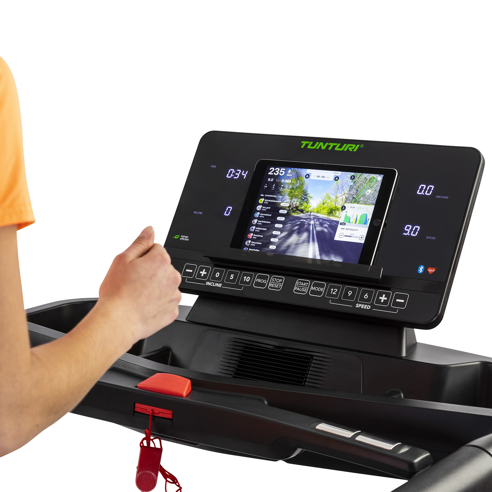 Een persoon gebruikt een loopband. Het scherm toont een routekaart en trainingsstatistieken. De machine is zwart.