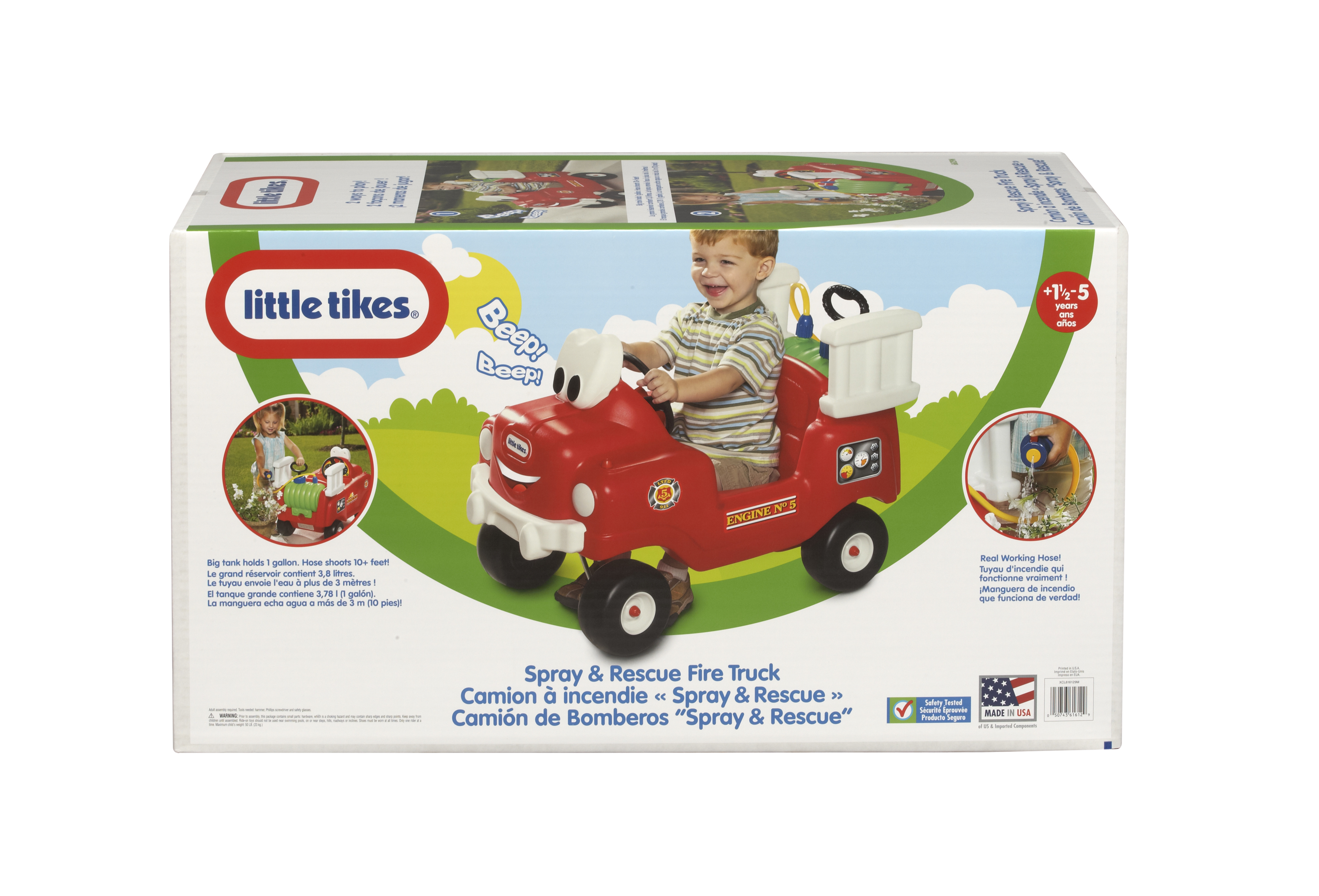 Una scatola di giocattoli di camion dei pompieri Little Tikes. C'è un bambino nel camion sulla scatola.