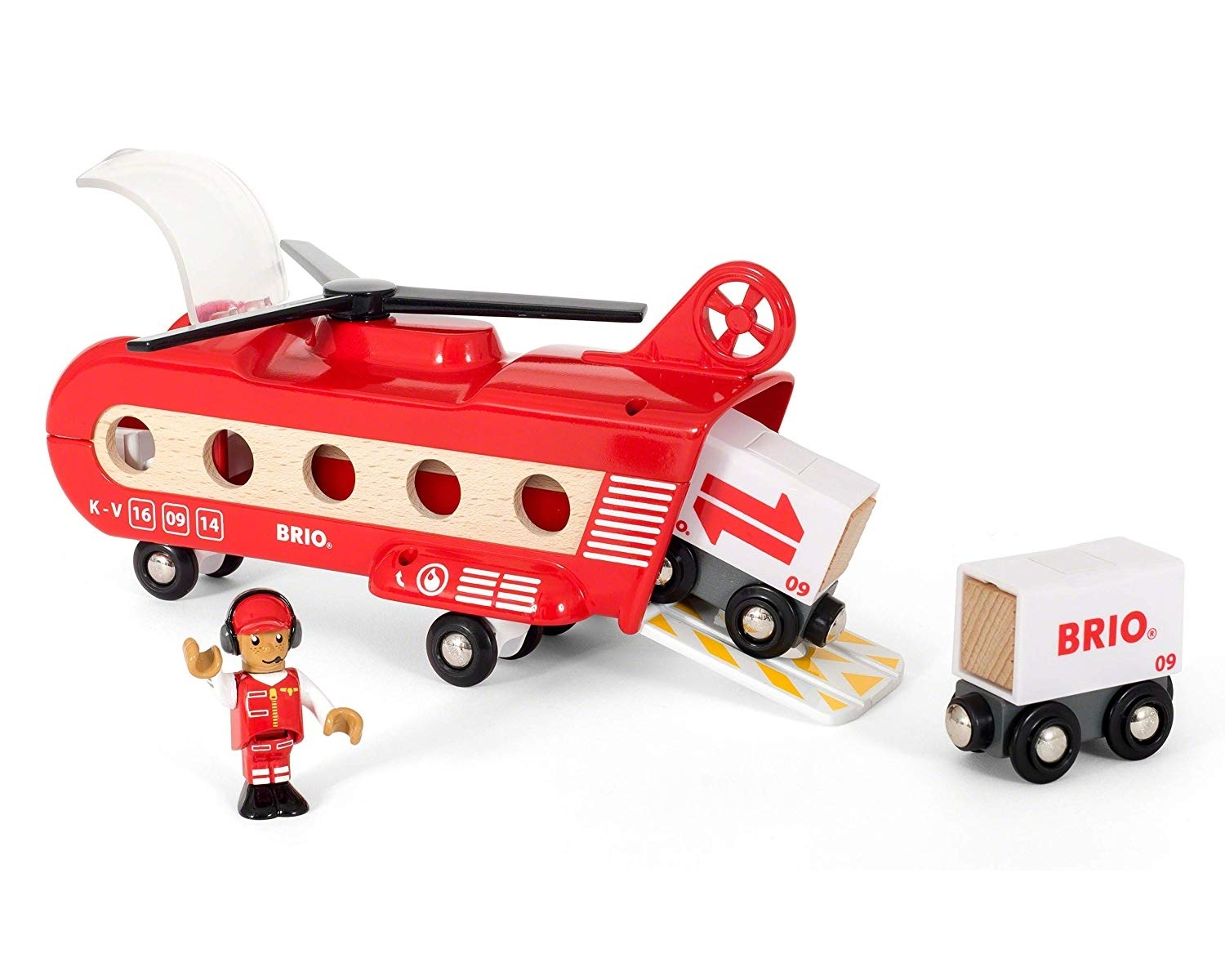 Czerwony helikopter zabawkowy z drewnianymi akcentami, pilotem i dwoma małymi wagonami. Białe tło.