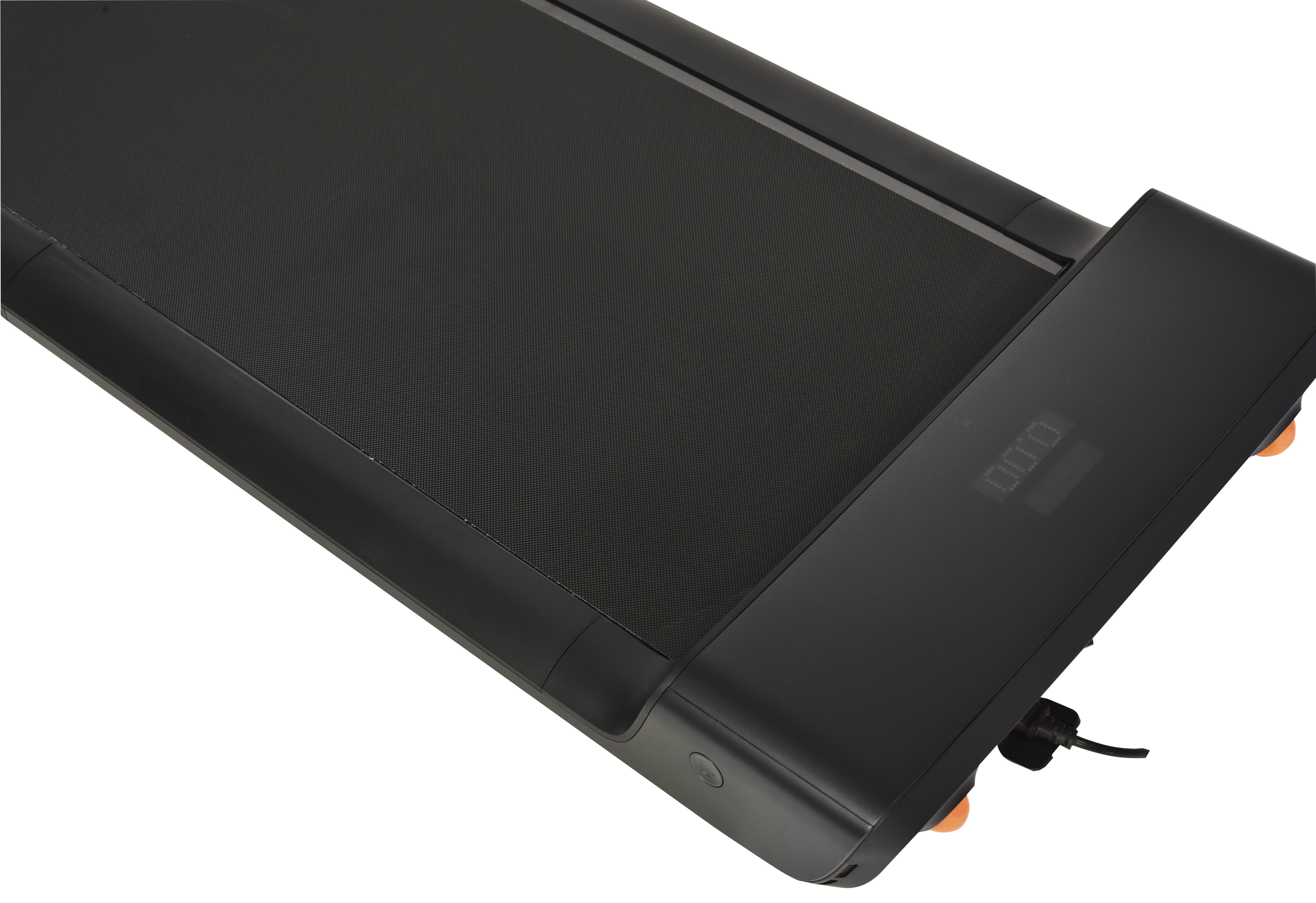 Czarna bieżnia do chodzenia. Ma cyfrowy wyświetlacz i pomarańczowe akcenty. Powierzchnia jest czarna.