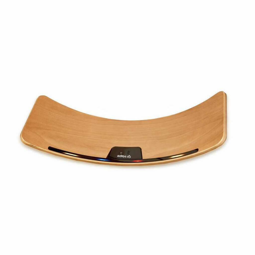 Drewniana deska do balansowania, zakrzywiony kształt. Brązowy kolor z czarnym panelem sterowania. Widoczna marka Hape.