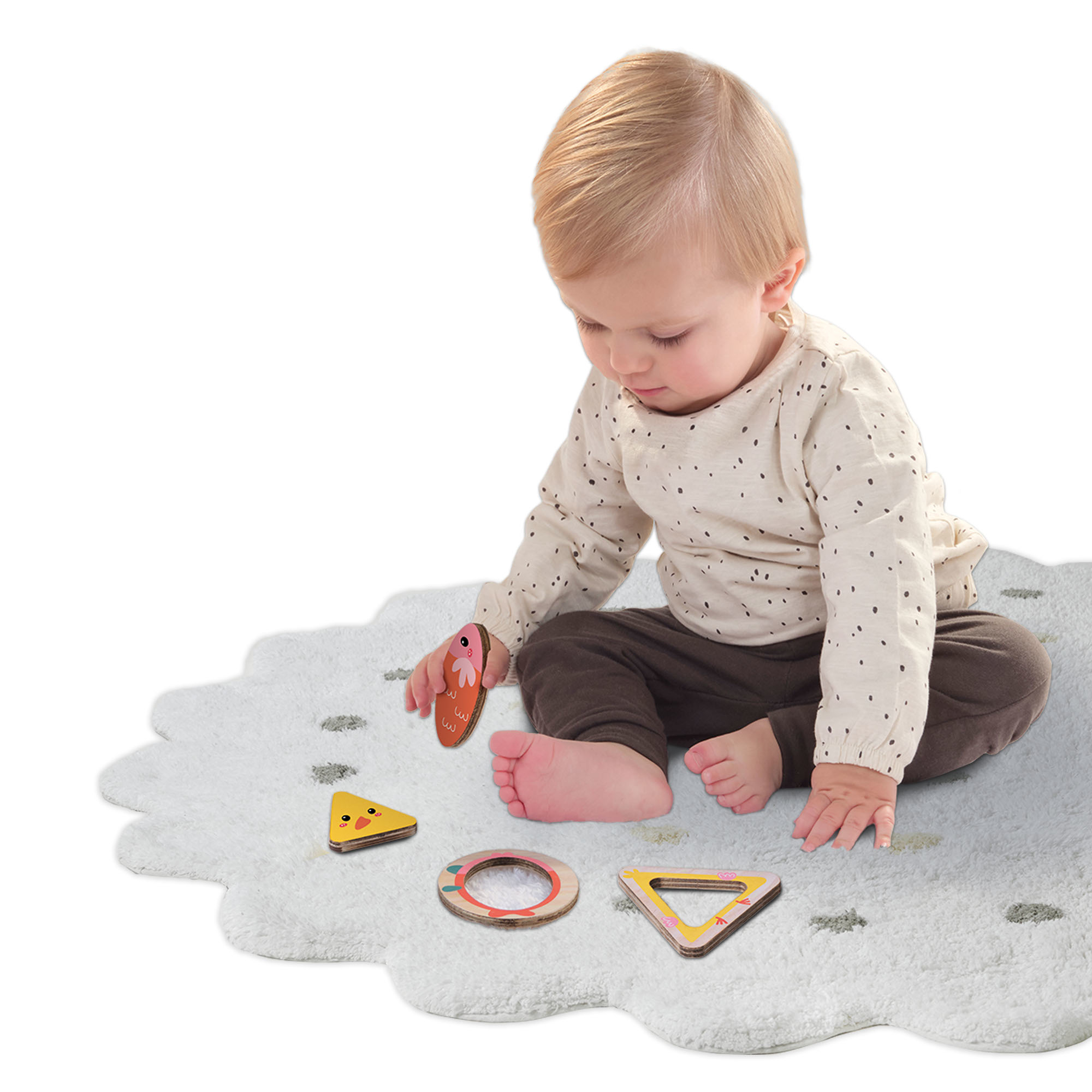 Ein Baby sitzt auf einer wolkenförmigen Matte und spielt mit Holzpuzzles in Form von Figuren.