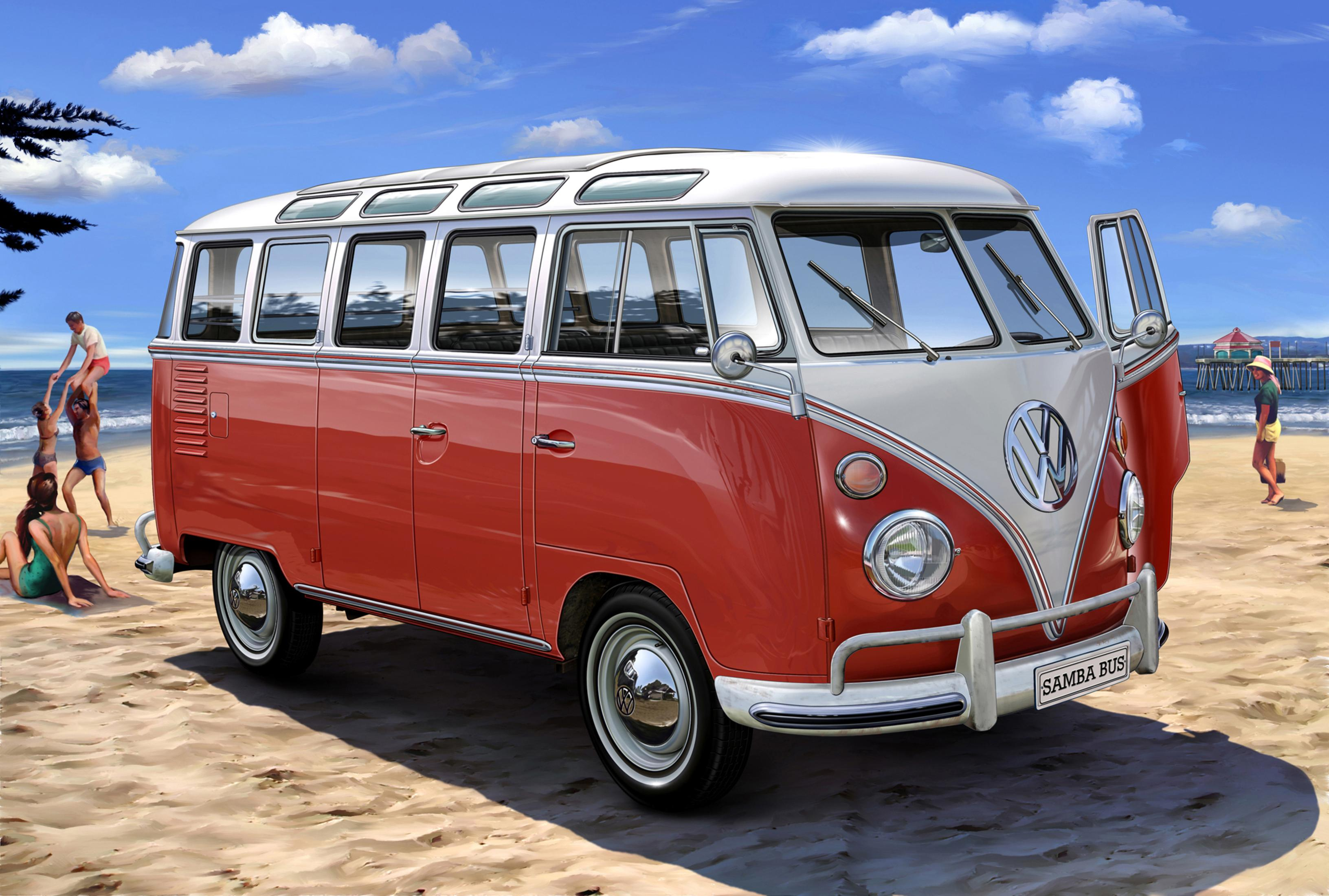 Un autobus Volkswagen T1 Samba rosso e bianco su una scena sulla spiaggia, con persone e l'oceano sullo sfondo.