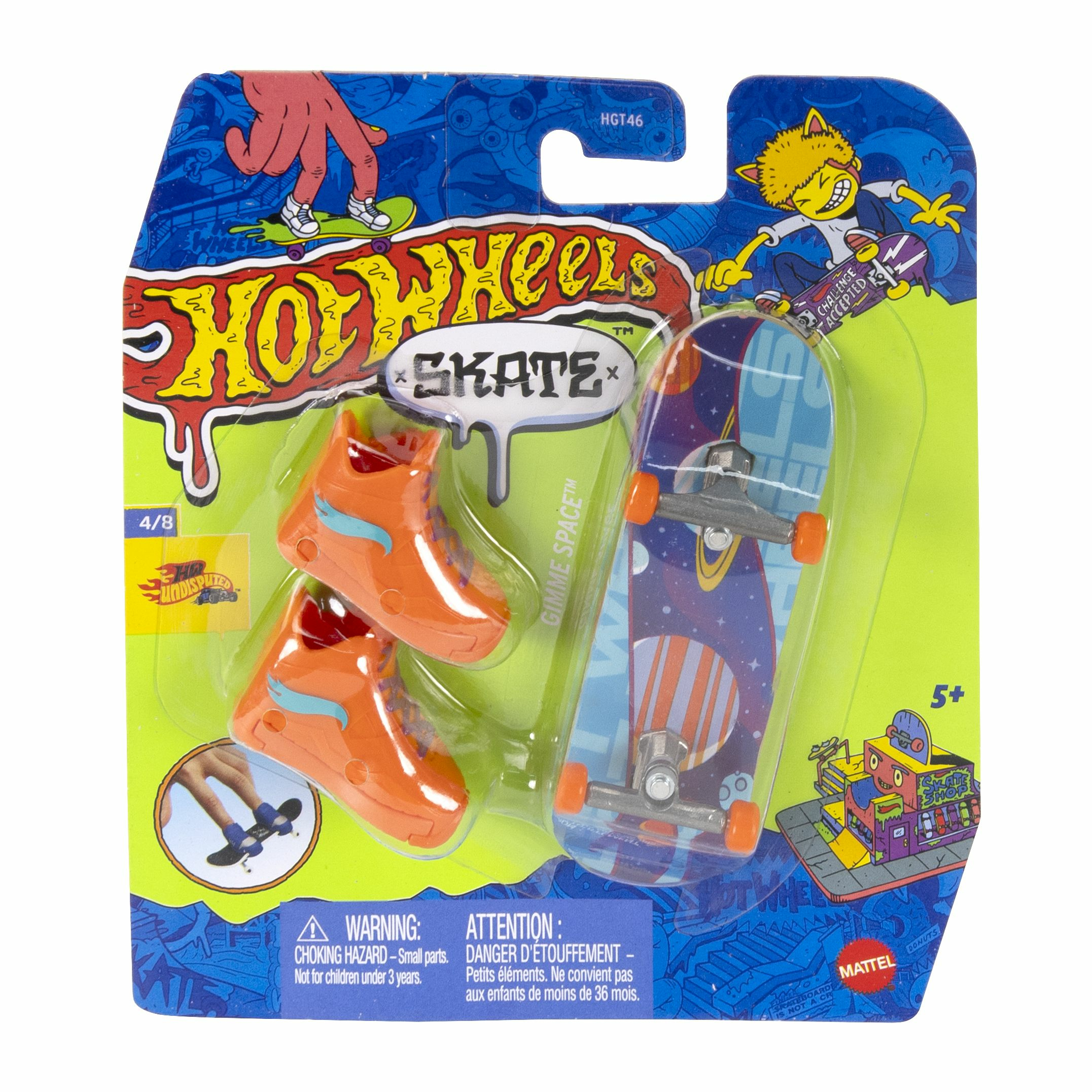 Giocattolo skateboard Hot Wheels. Mostra scarpe arancioni e uno skateboard a tema spaziale.