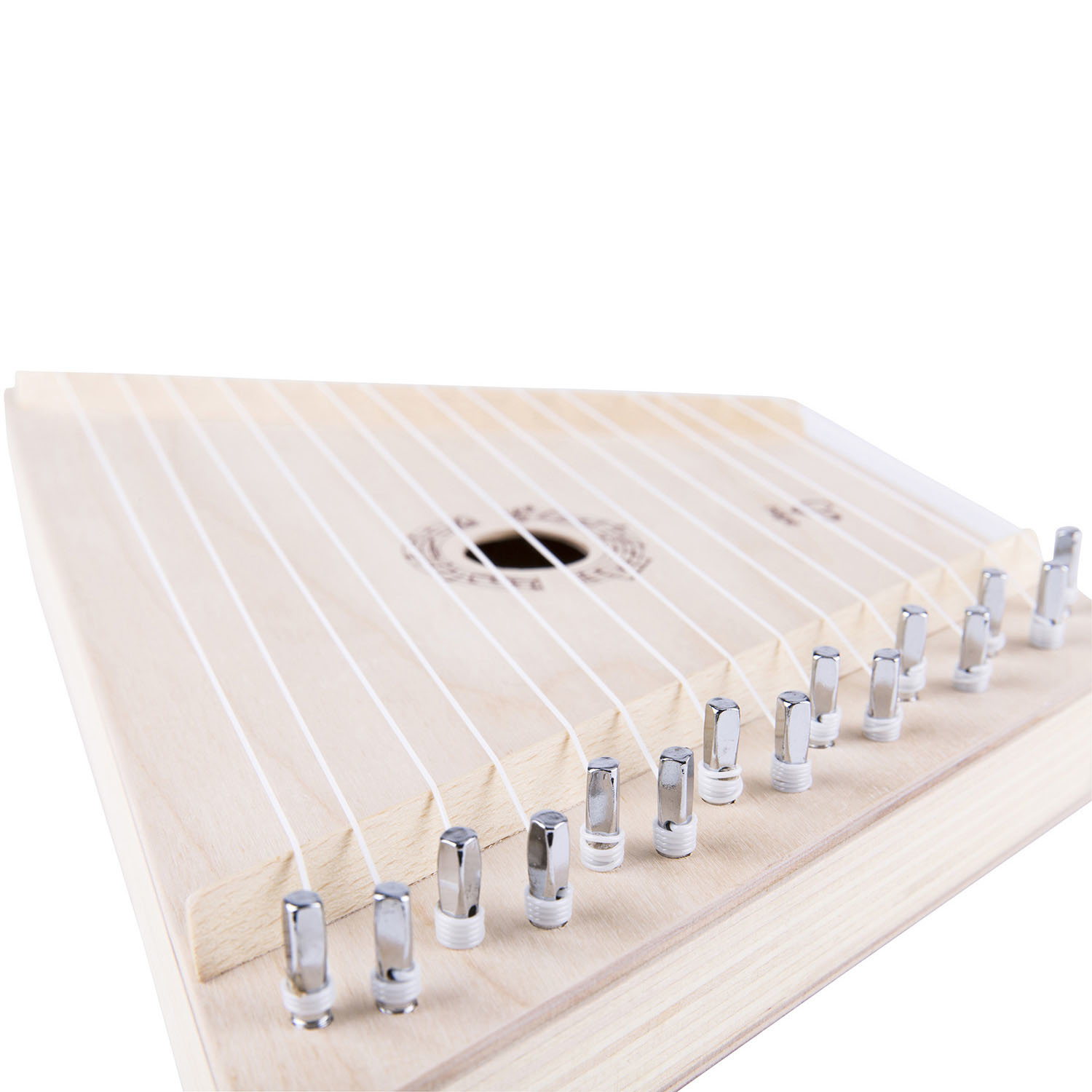 Un arpa de madera con cuerdas y clavijas, sobre una superficie blanca, con un agujero en el centro.