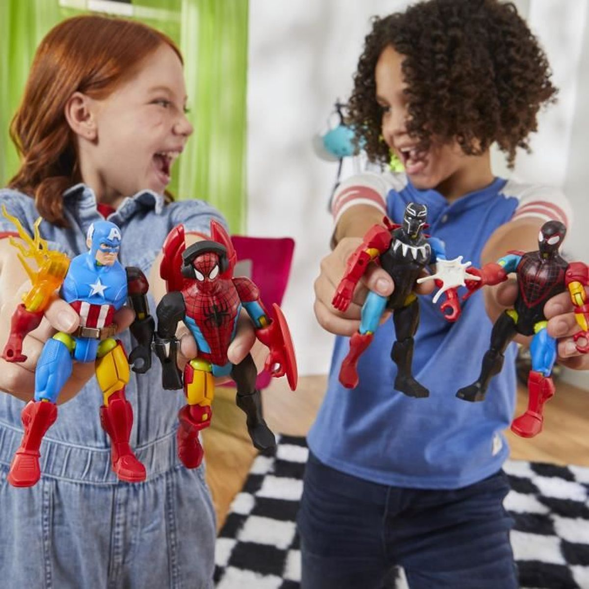 Dos niños sosteniendo figuras de acción de superhéroes Marvel. Emoción.