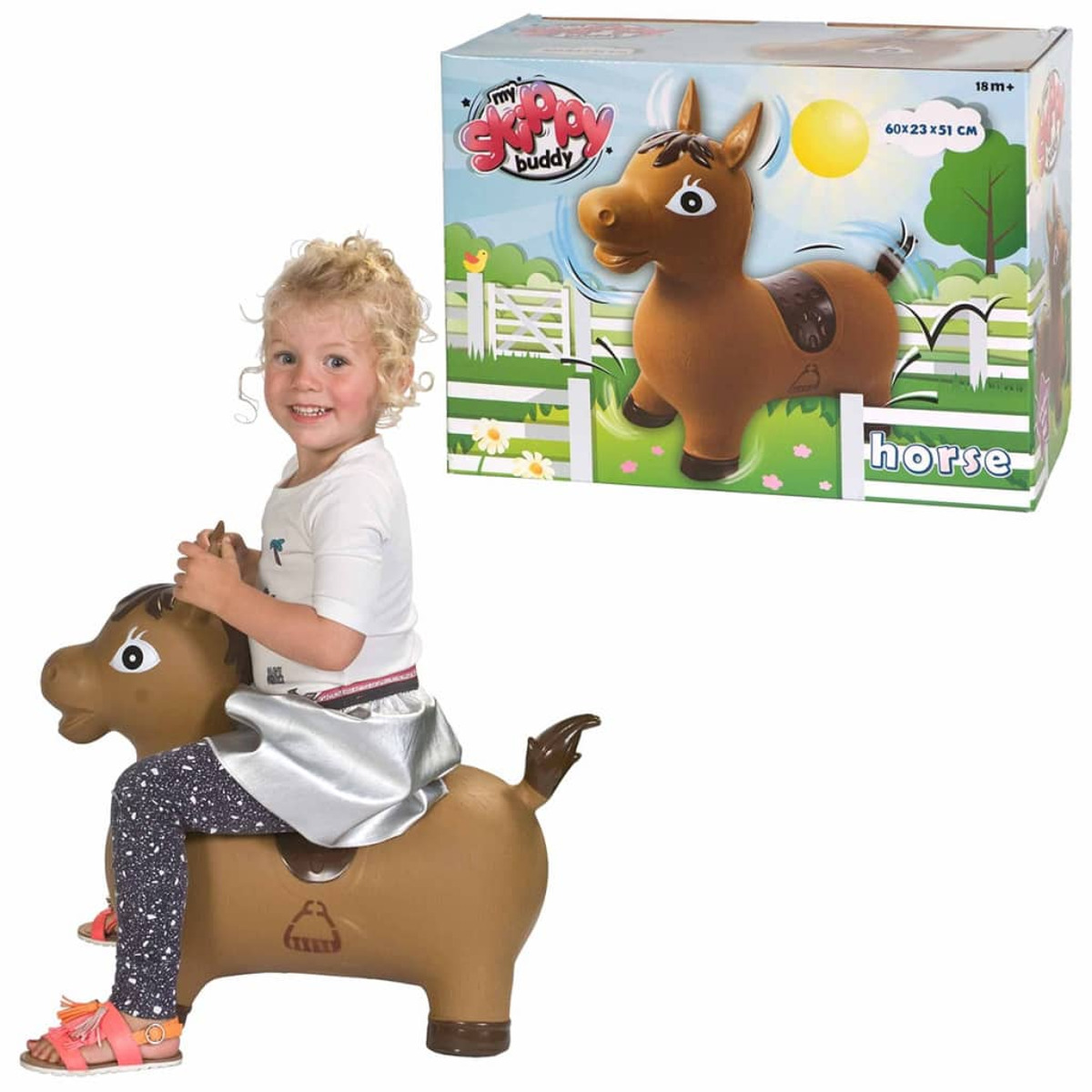 Una bambina cavalca un giocattolo gonfiabile a forma di cavallo marrone con una scatola sulla destra. La scatola ha l'immagine di un cavallo.