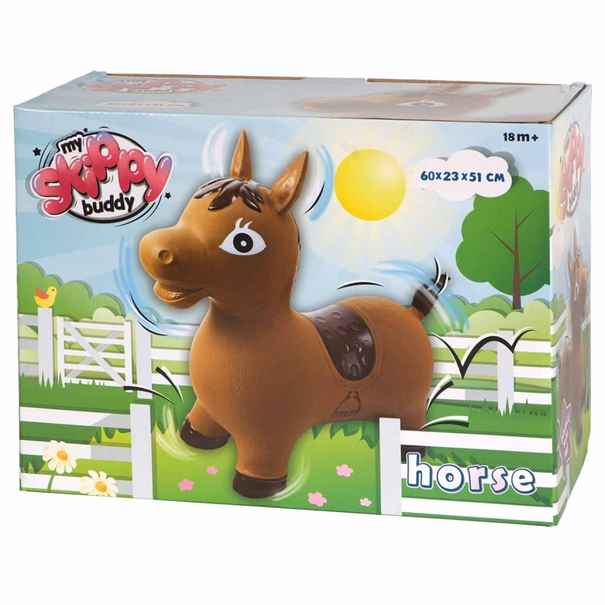 Scatola con un cavallo giocattolo marrone con sella. Erba verde e una recinzione bianca sulla scatola.