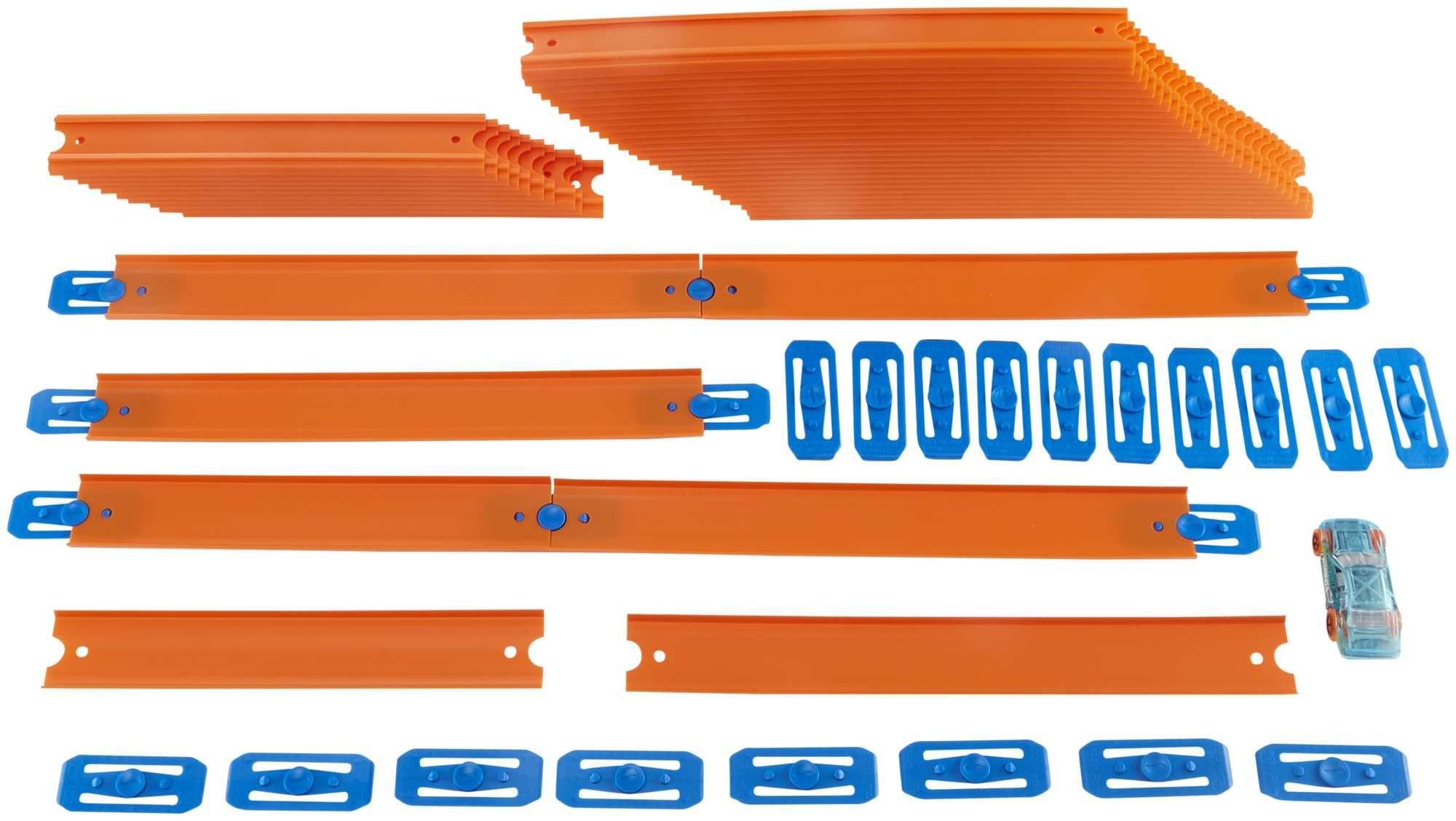 Pomarańczowe elementy toru i niebieskie łączniki oraz zabawkowy samochód na białym tle.