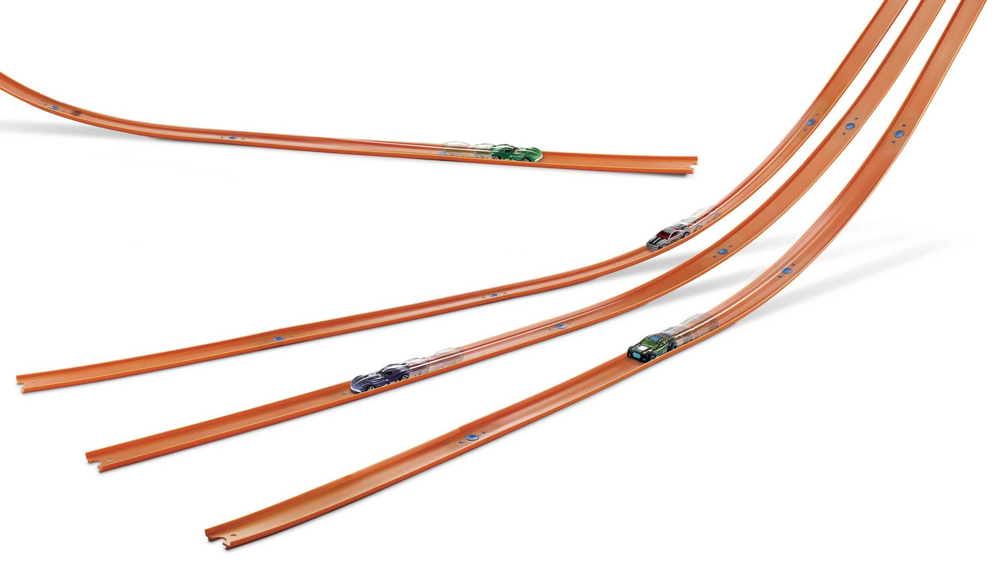 Pomarańczowy tor Hot Wheels z zabawkami samochodowymi. Samochody są na torze, który się zakręca.