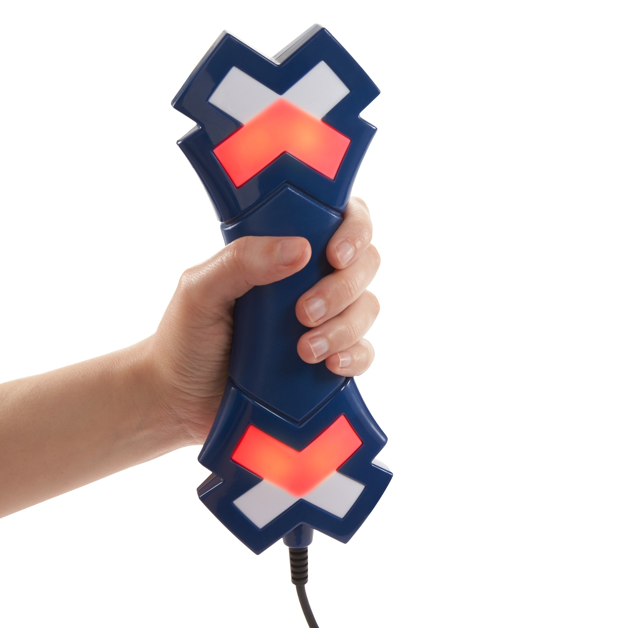 Una mano che tiene un giocattolo blu, con luci rosse e un cavo nero, su sfondo bianco.