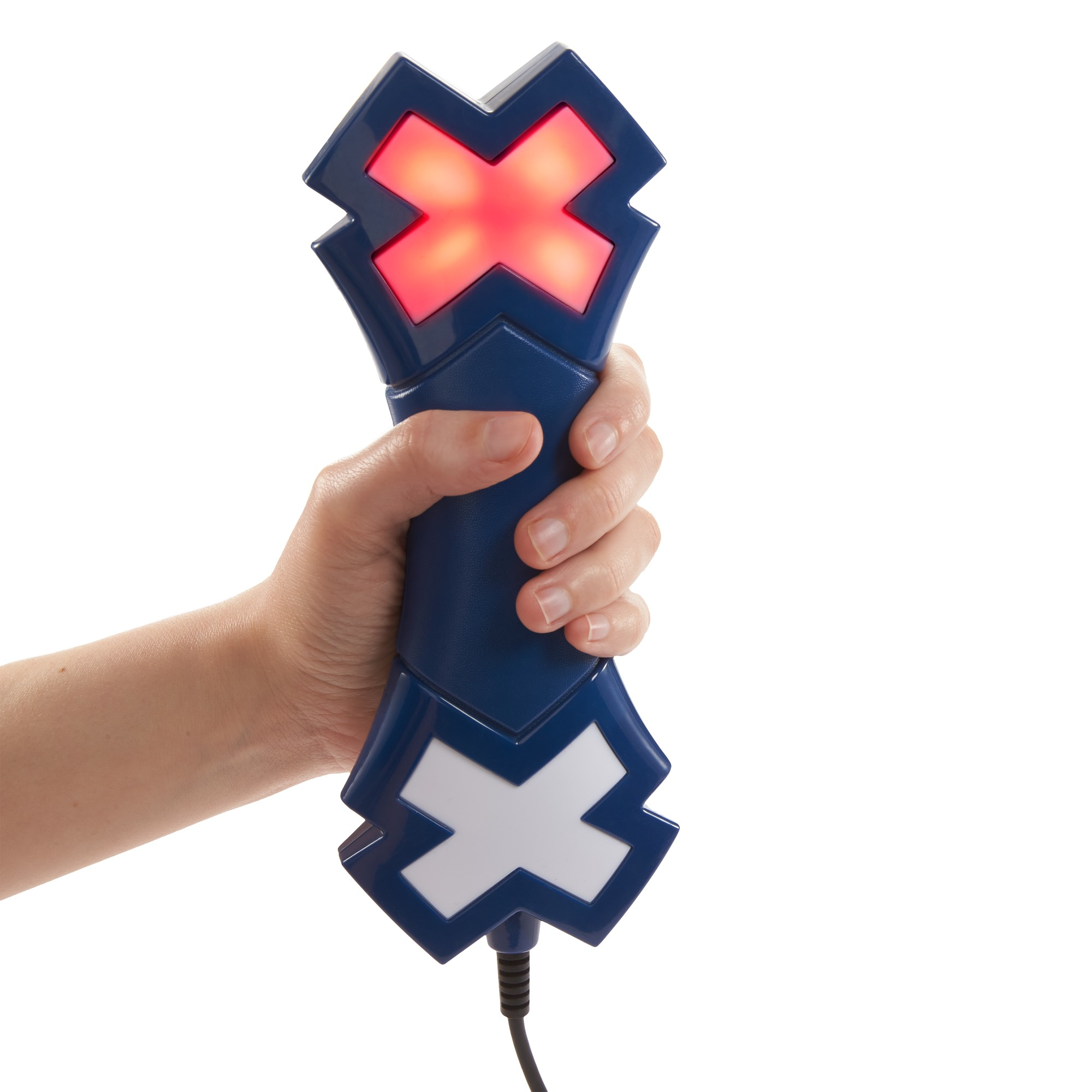 Una mano che tiene un controller di gioco blu con una X rossa illuminata.
