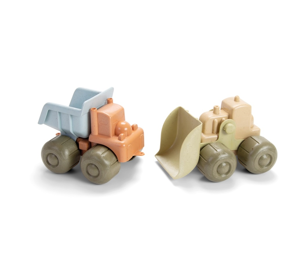 Dwie zabawki ciężarówki, jedna pomarańczowa i jedna niebieska, na białej powierzchni. Pomarańczowa to wywrotka.