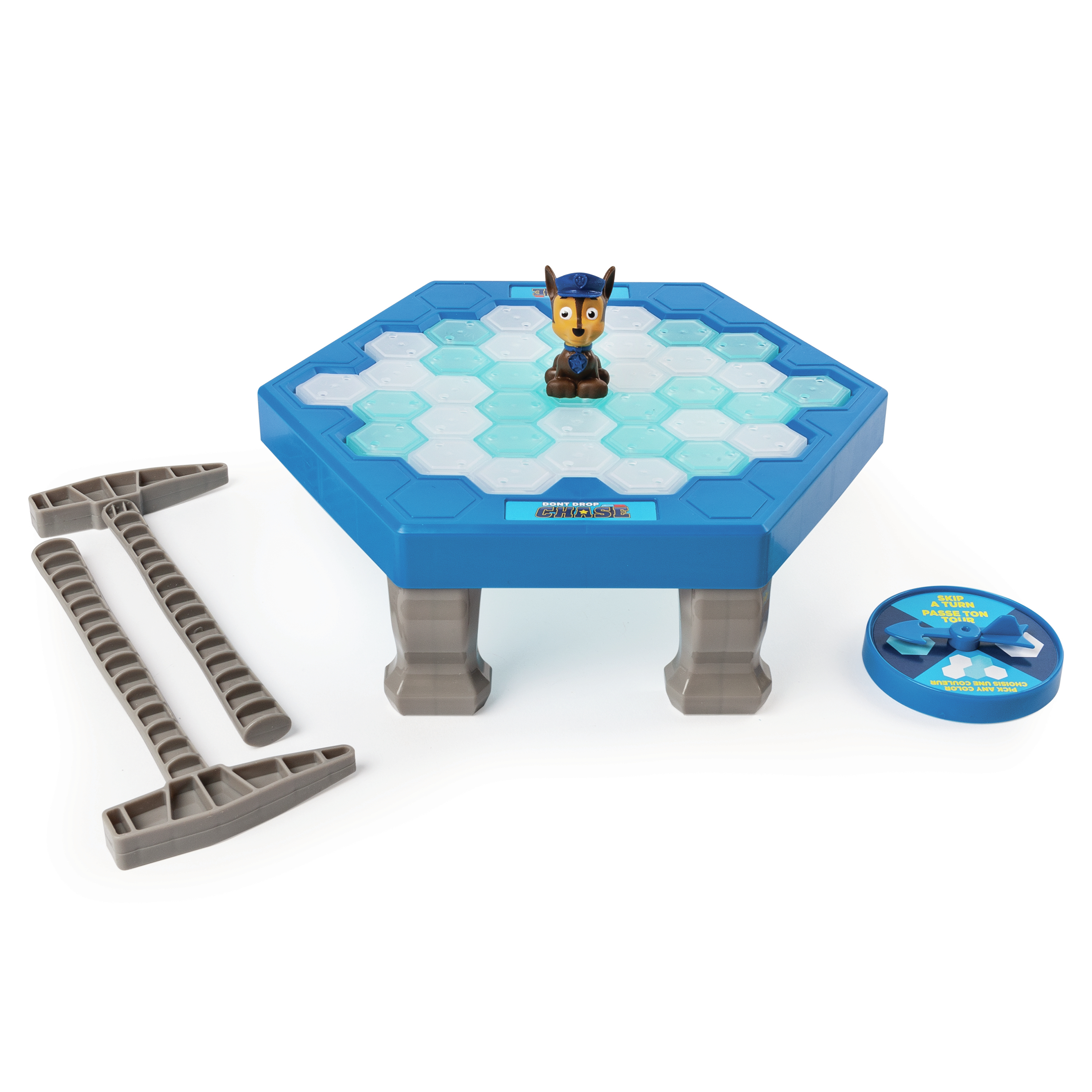 Gioco Paw Patrol. Un tabellone esagonale blu con la figura di Chase e attrezzi grigi. Sfondo bianco.