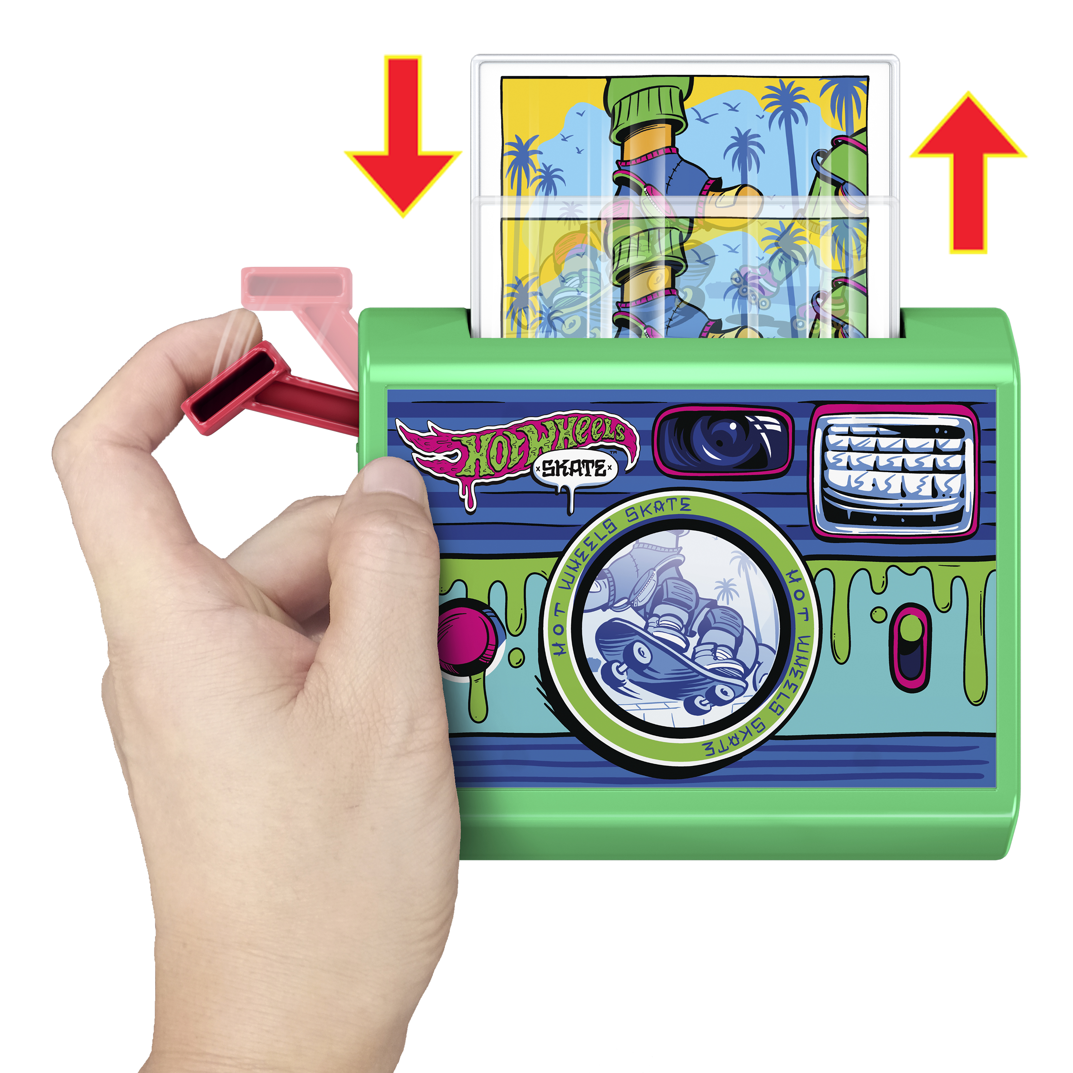 Ręka osoby używa zabawki Hot Wheels skate, wkładając kartę z ilustracjami. Zabawka jest zielona.