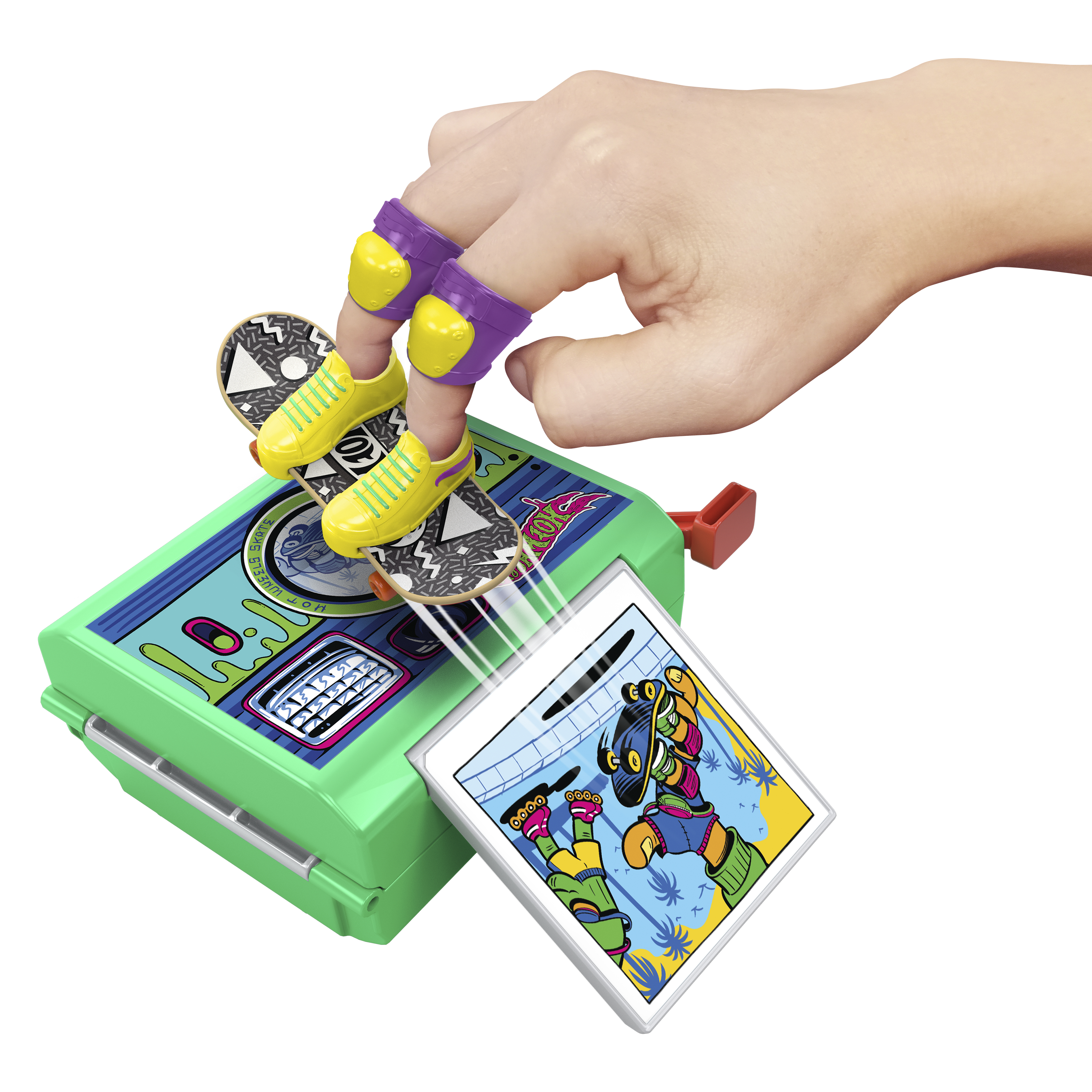 Dłoń z deskorolkami palcowymi i ochraniaczami. Jeden palec trzyma deskorolki. Ilustracja w tle.