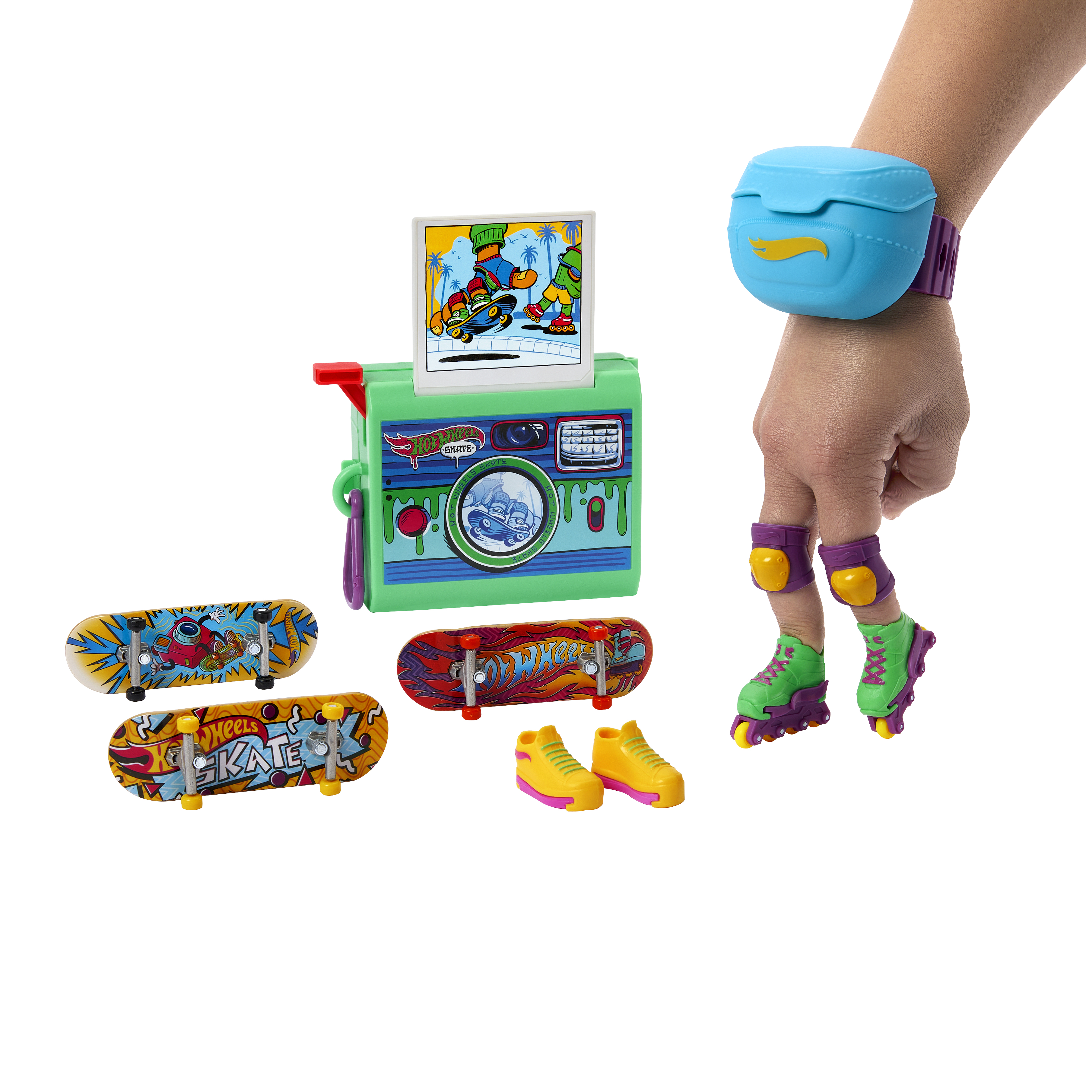 Zestaw zabawek do skateparku z mini deskorolkami, rolkami, aparatem i ochraniaczem nadgarstka.