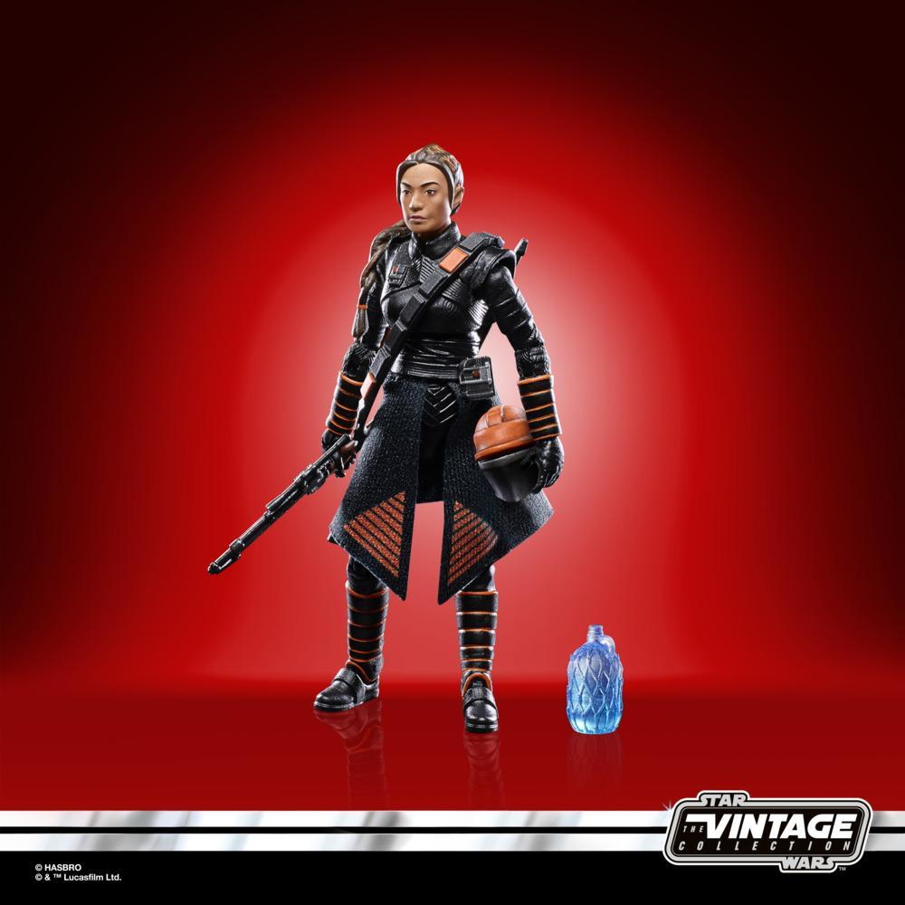 Una action figure di Star Wars di una donna in nero con un bastone e una bottiglia d'acqua blu.