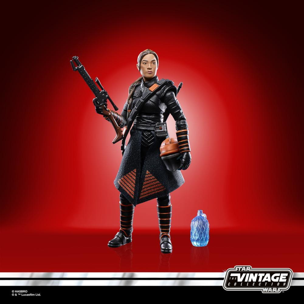 Action figure di Fennec Shand. Abito nero, dettagli arancioni, fucile, sfondo rosso.