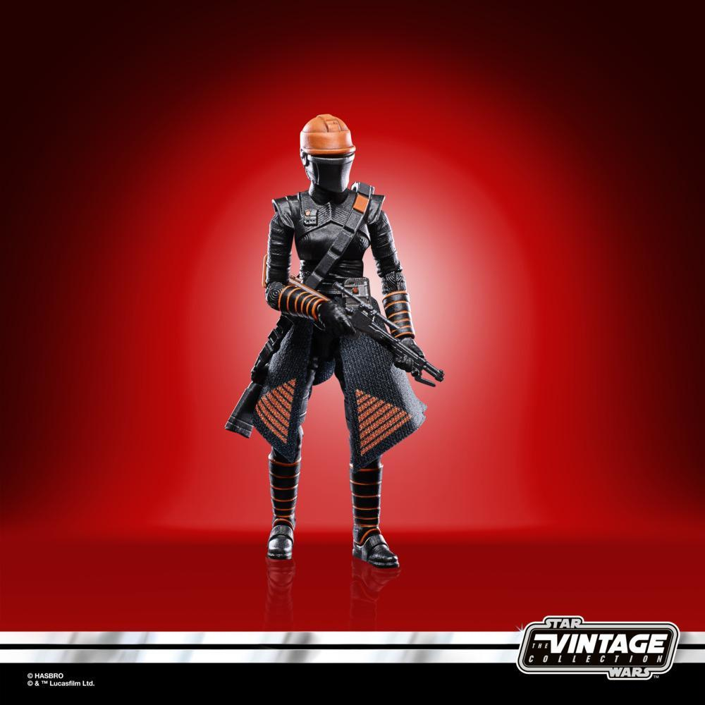 Action figure di Fennec Shand in stile vintage, fucile, abito nero, sfondo rosso.